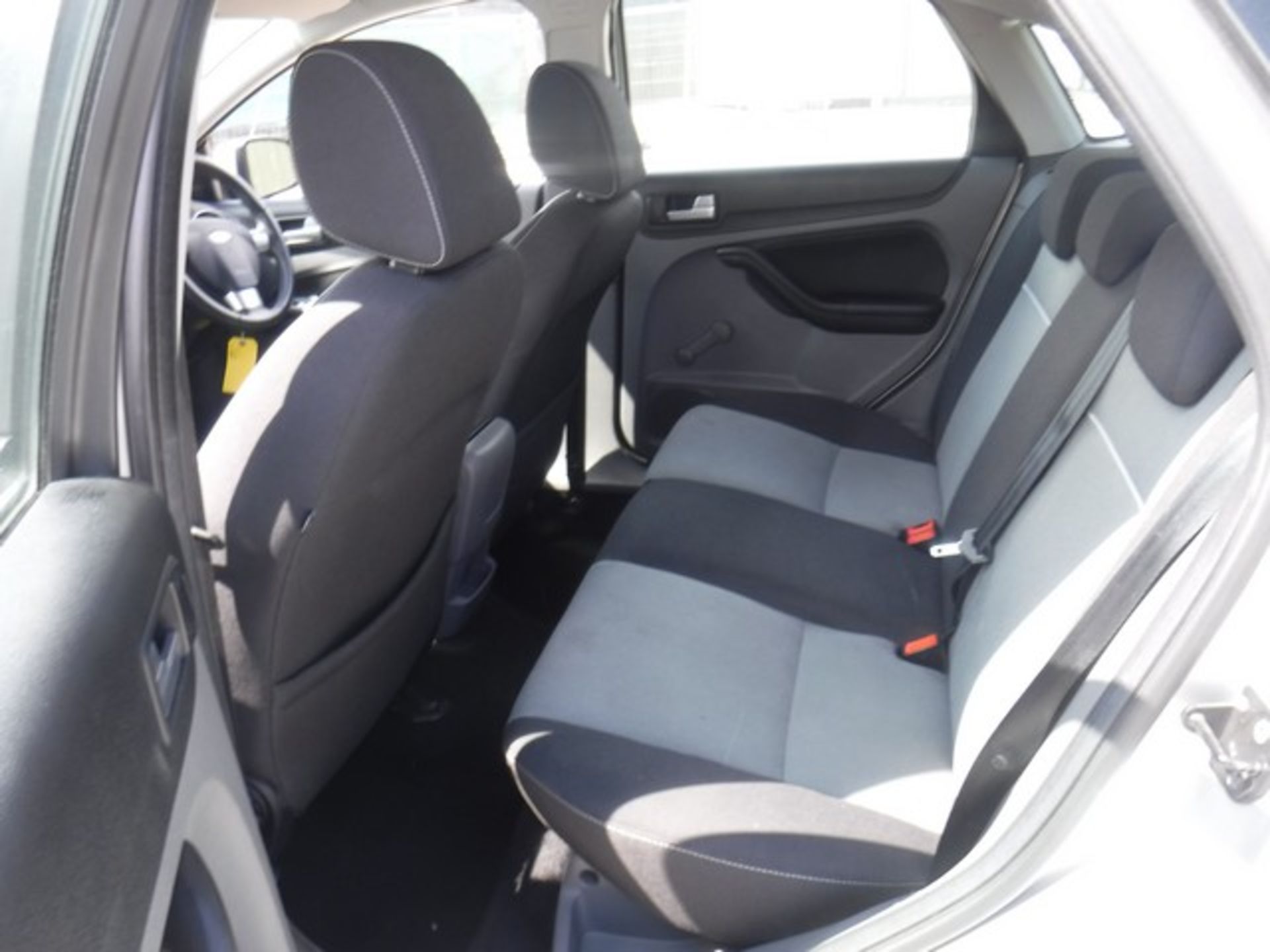 FORD FOCUS ZETEC 100 - 1596cc - Image 6 of 8