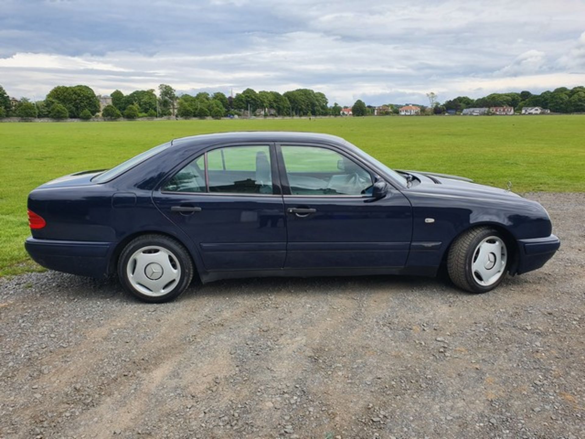 MERCEDES E300 CLASSIC TD AUTO - 2996cc - Image 3 of 6