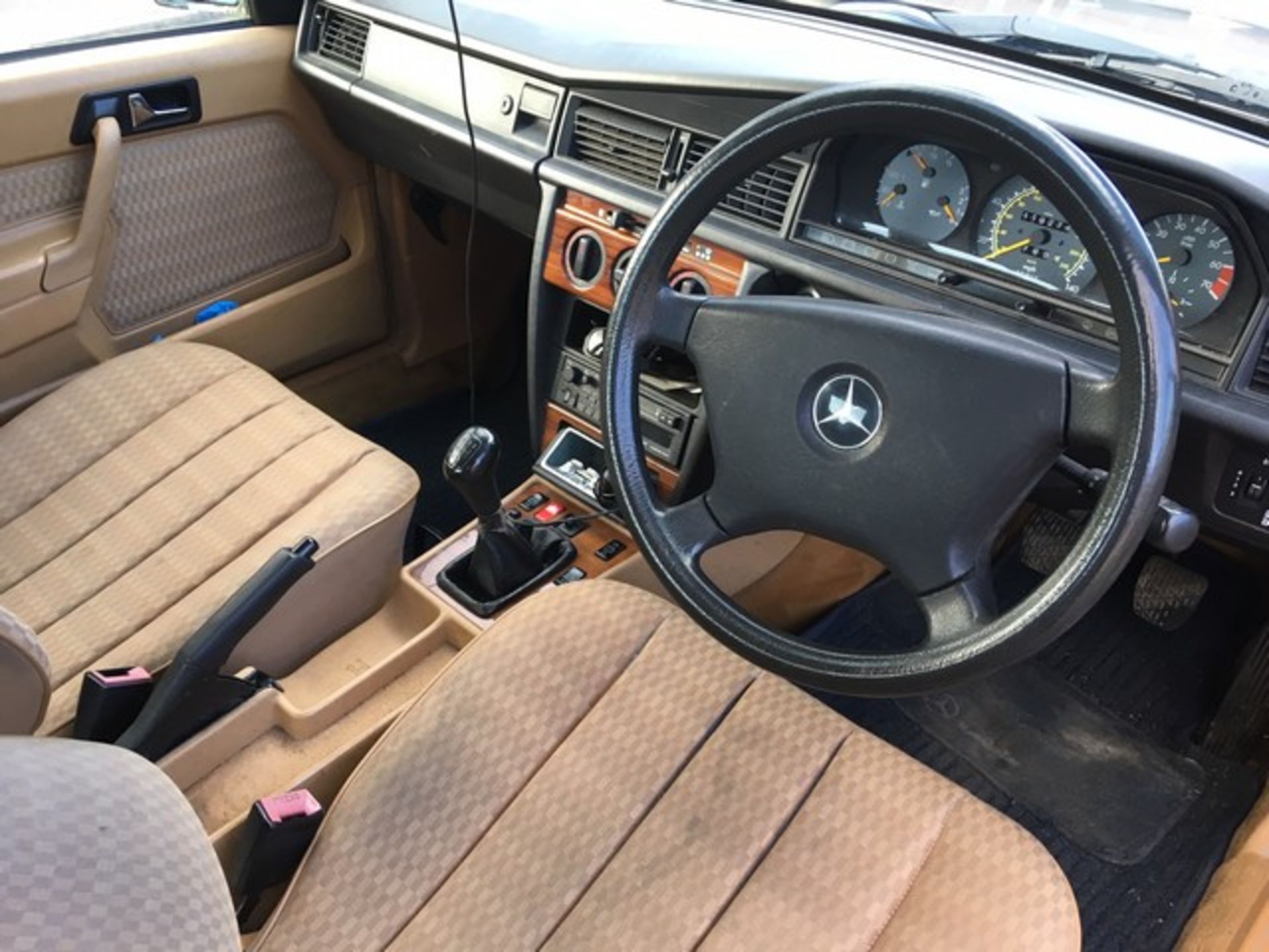 MERCEDES 190E - 1997cc - Image 4 of 4