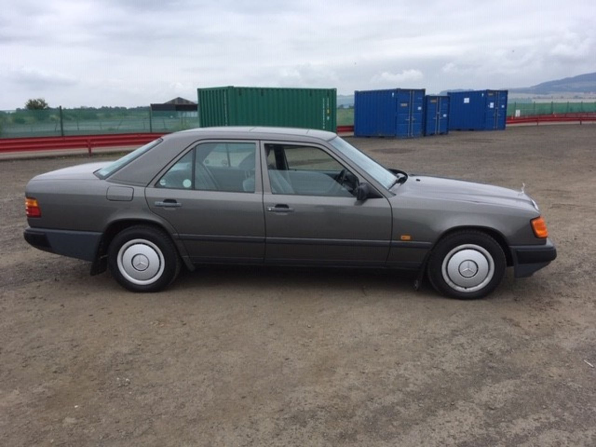 MERCEDES 230 E AUTO - 2299cc - Image 2 of 3