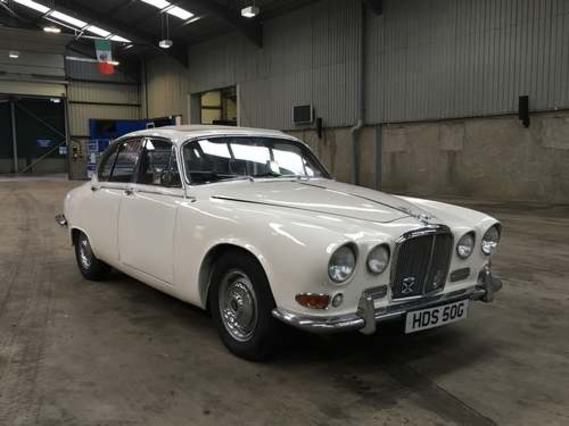 DAIMLER SOVEREIGN - 4223cc - Image 2 of 14