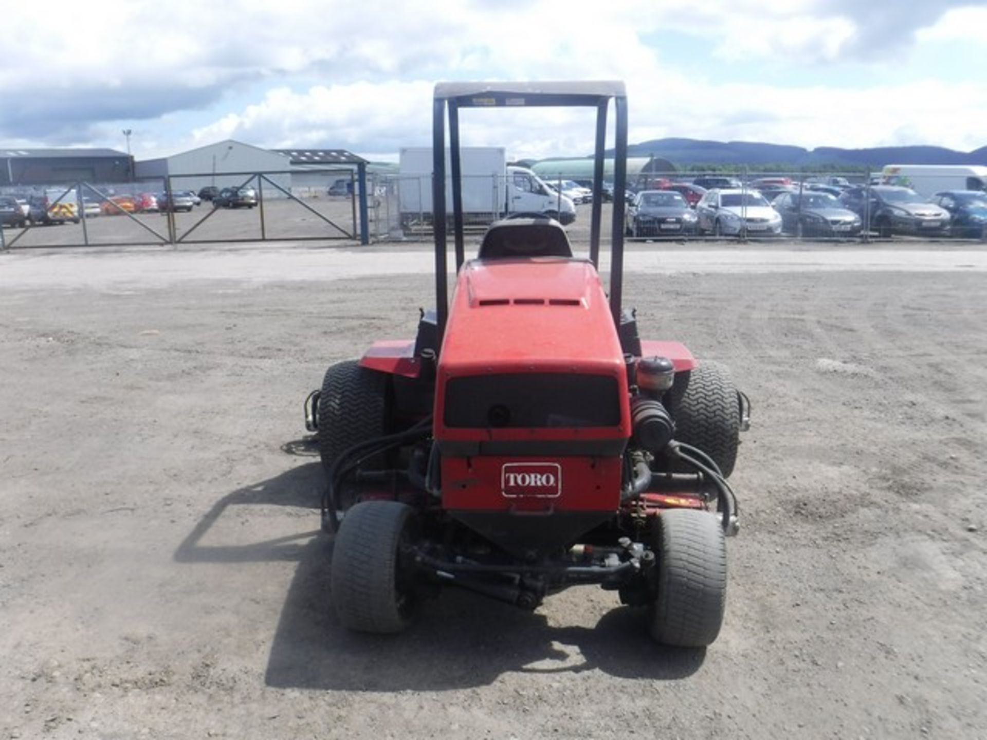 TORO REELMASTER 5500D RIDE ON MOWER 2002 - 5 REEL 2 WHEEL DRIVE 3221 HOURS (NOT VERIFIED) SN-03550- - Image 4 of 6