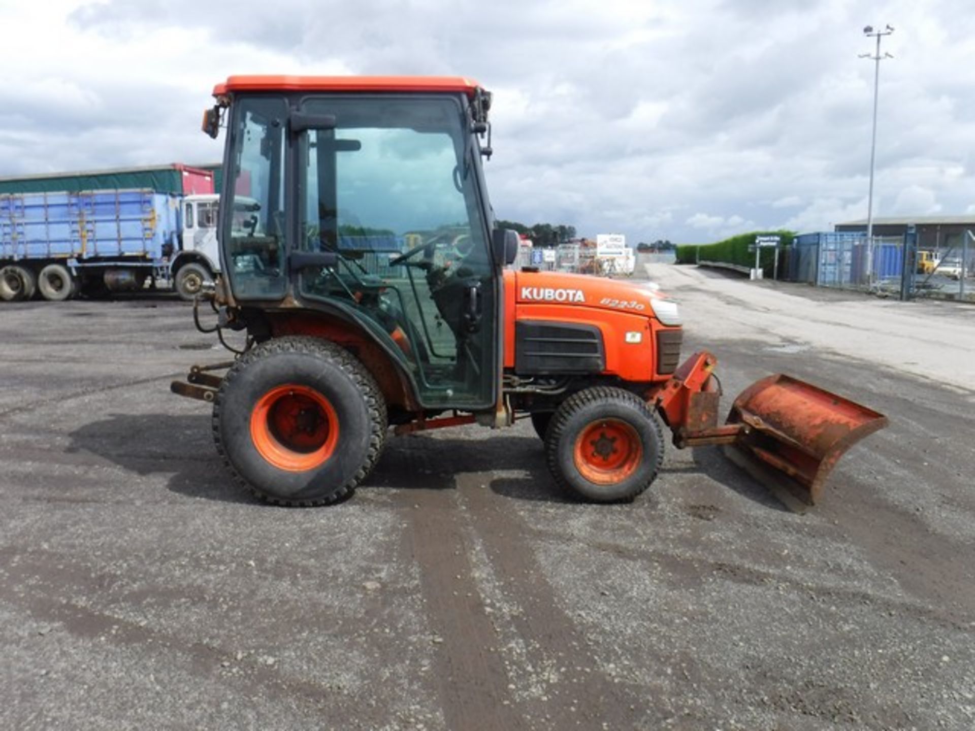 KUBOTA B2230 TRACTOR C/W PLOUGH BLADE 2009 - 633HRS (NOT VERIFIED) ***NON RUNNER*** SN - HD80632 - Image 3 of 8