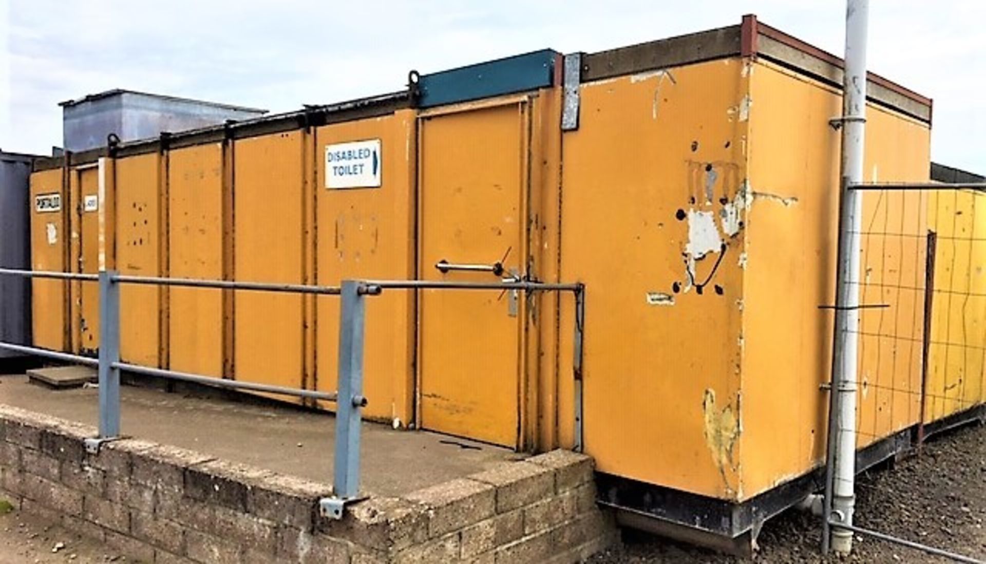 LADIES TOILET BLOCK 30x9 STEEL CHASSIS AND HEAVY DUTY JACKLEGS C/W - 8 x WC CUBICLES, 4 x WASH BASI - Bild 6 aus 13