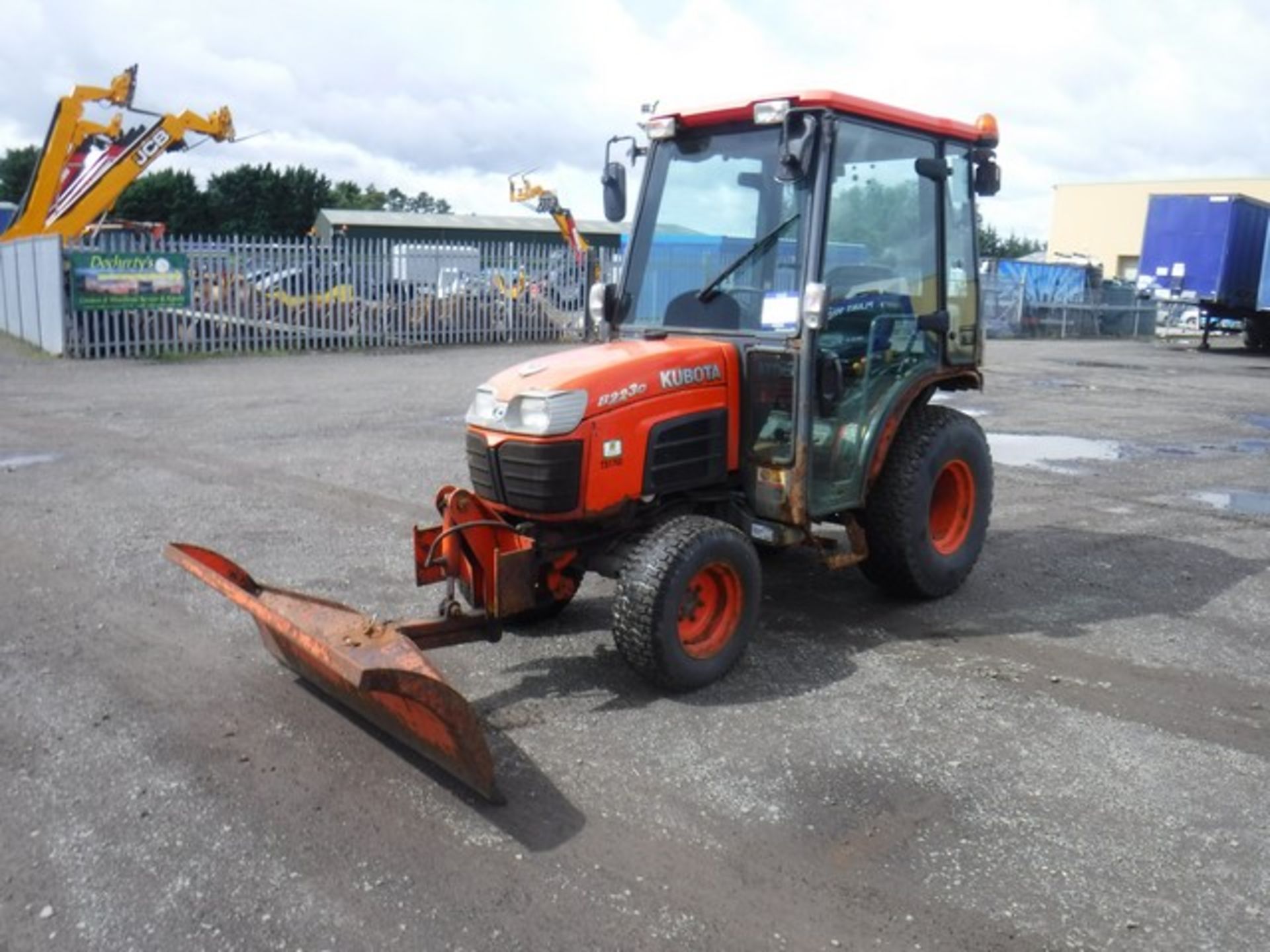 KUBOTA B2230 TRACTOR C/W PLOUGH BLADE 2009 - 633HRS (NOT VERIFIED) ***NON RUNNER*** SN - HD80632