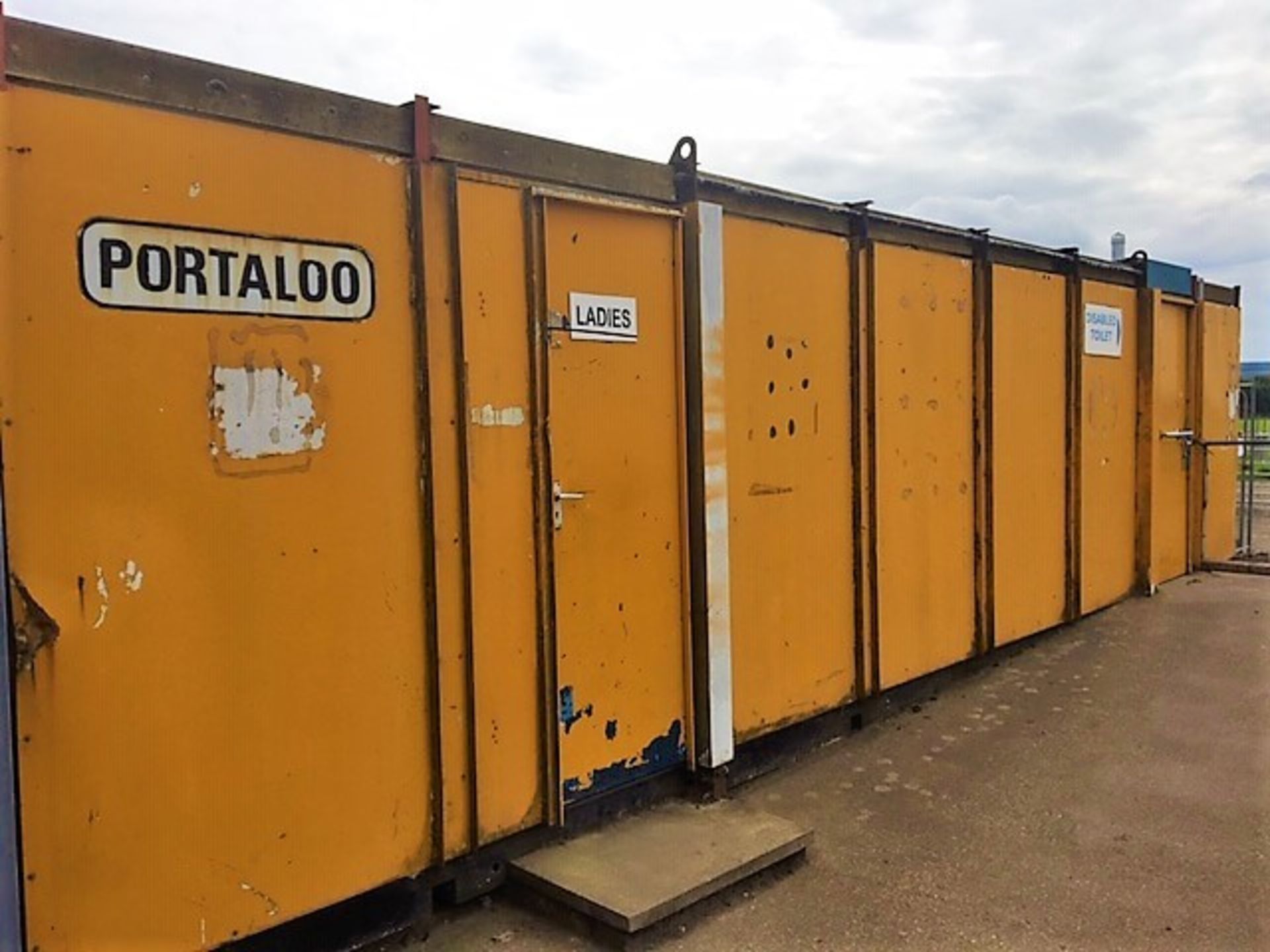 LADIES TOILET BLOCK 30x9 STEEL CHASSIS AND HEAVY DUTY JACKLEGS C/W - 8 x WC CUBICLES, 4 x WASH BASI