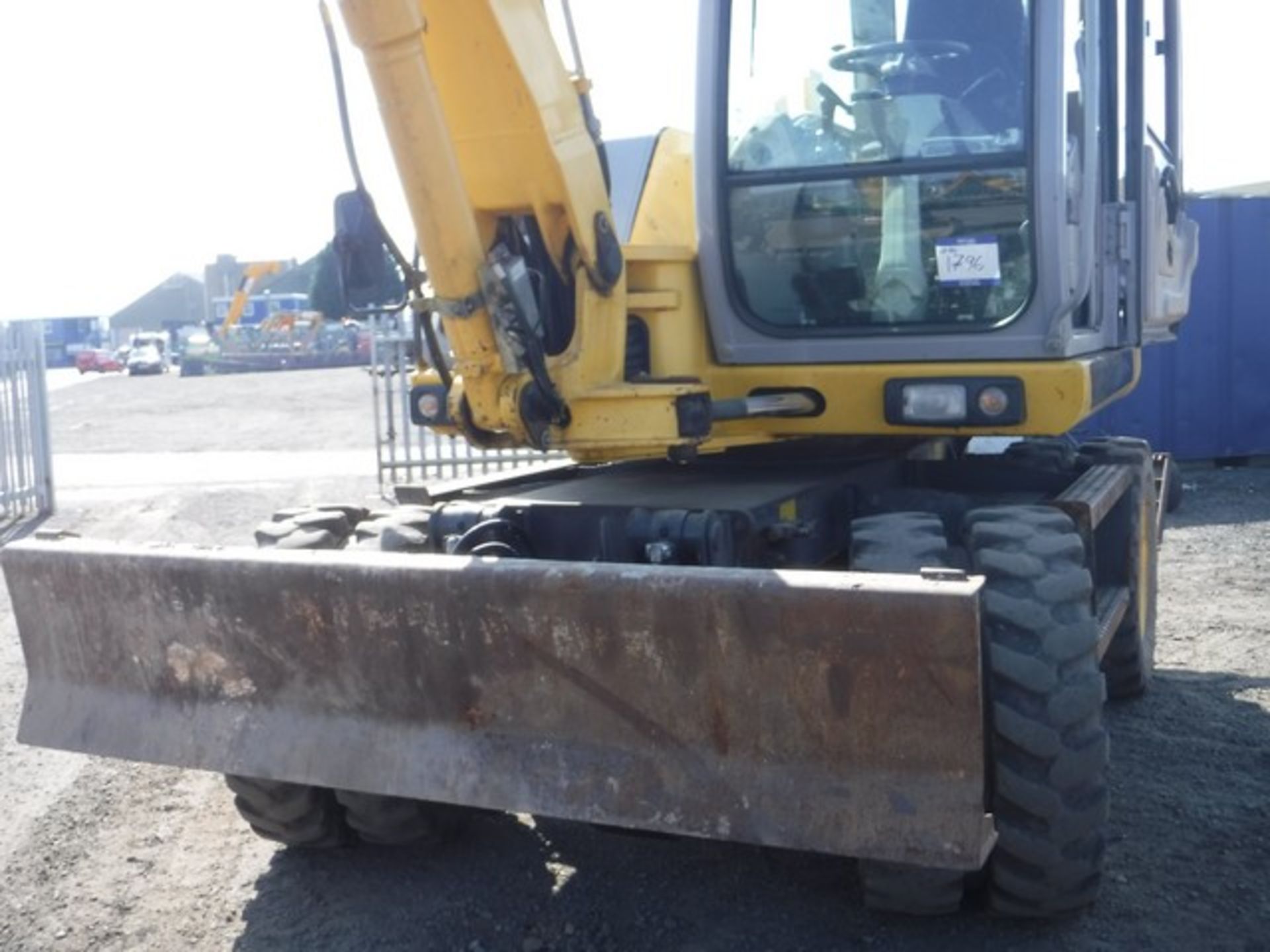 NEW HOLLAND 2008 10T WHEELED EXCAVATOR 12669HRS (NOT VERIFIED) C/W BLADE, HPW, HYDRAULIC QUICK HITC - Image 4 of 8