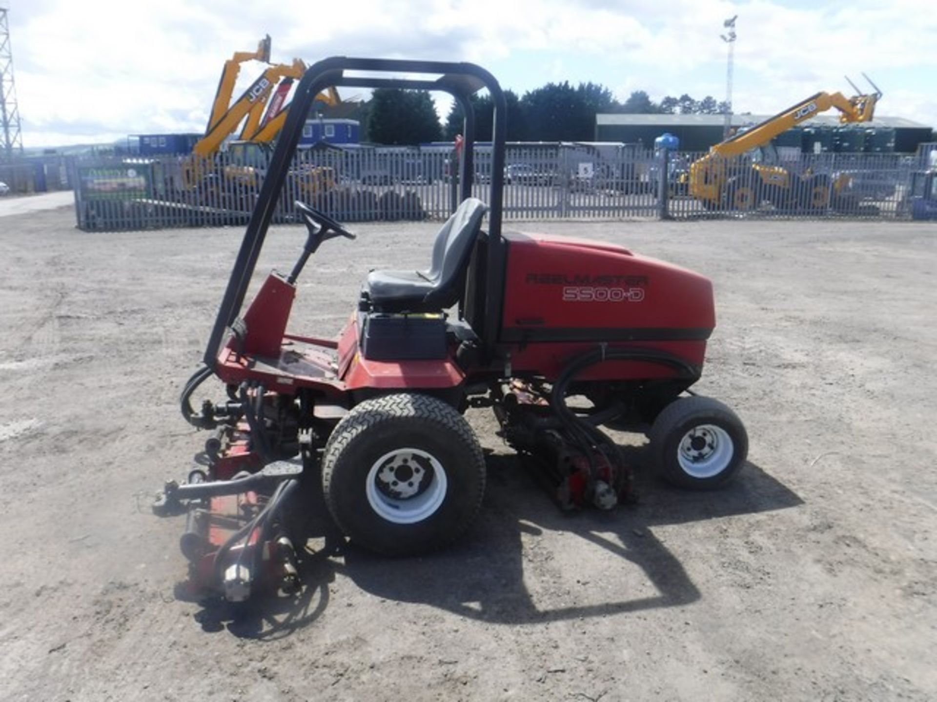 TORO REELMASTER 5500D RIDE ON MOWER 2002 - 5 REEL 2 WHEEL DRIVE 3221 HOURS (NOT VERIFIED) SN-03550-