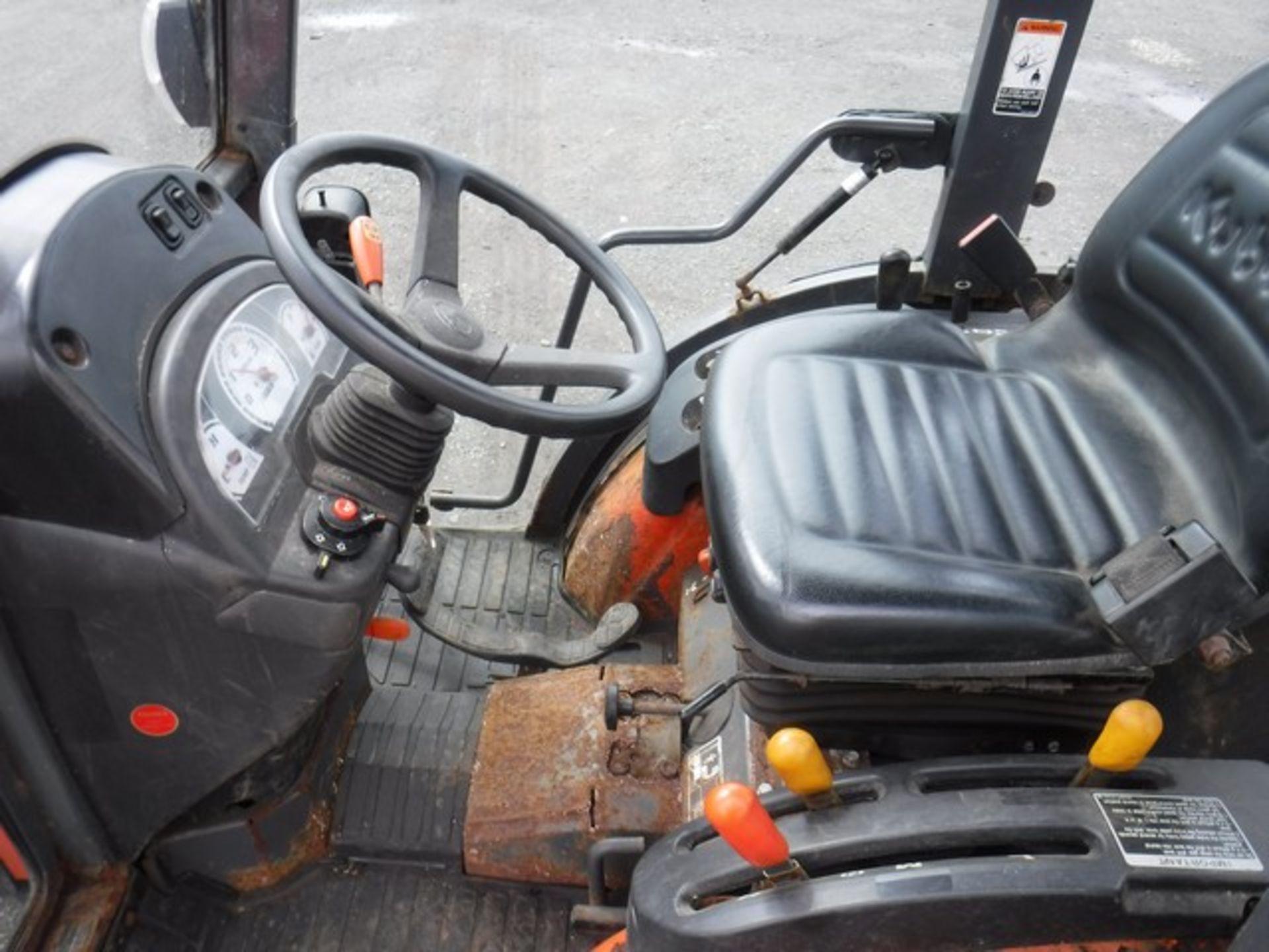 KUBOTA B2230 TRACTOR C/W PLOUGH BLADE 2009 - 633HRS (NOT VERIFIED) ***NON RUNNER*** SN - HD80632 - Image 7 of 8