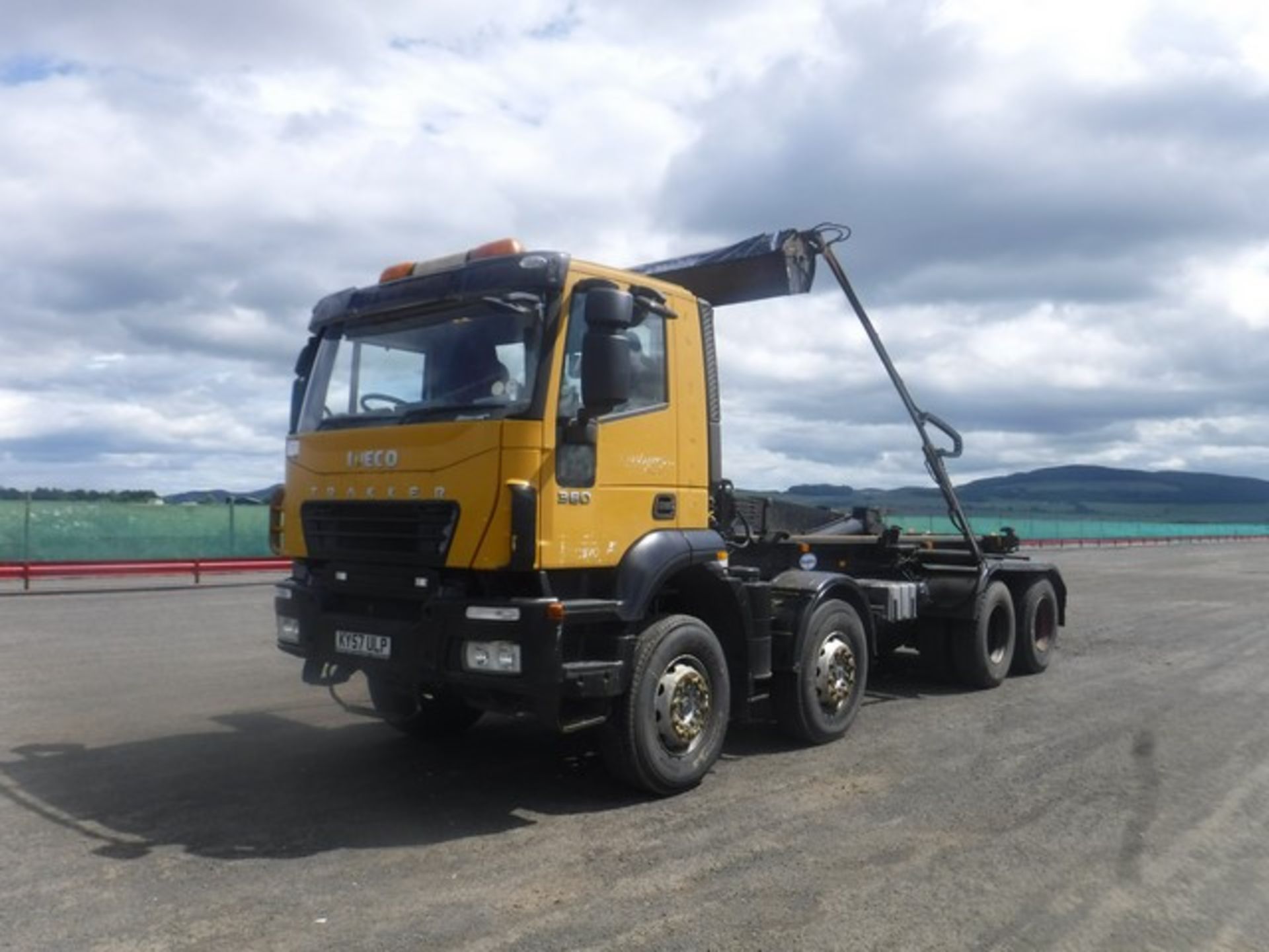 IVECO TRAKKER 2007 SKIP LOADER 402,420KM (NOT VERIFIED) SN- 192638