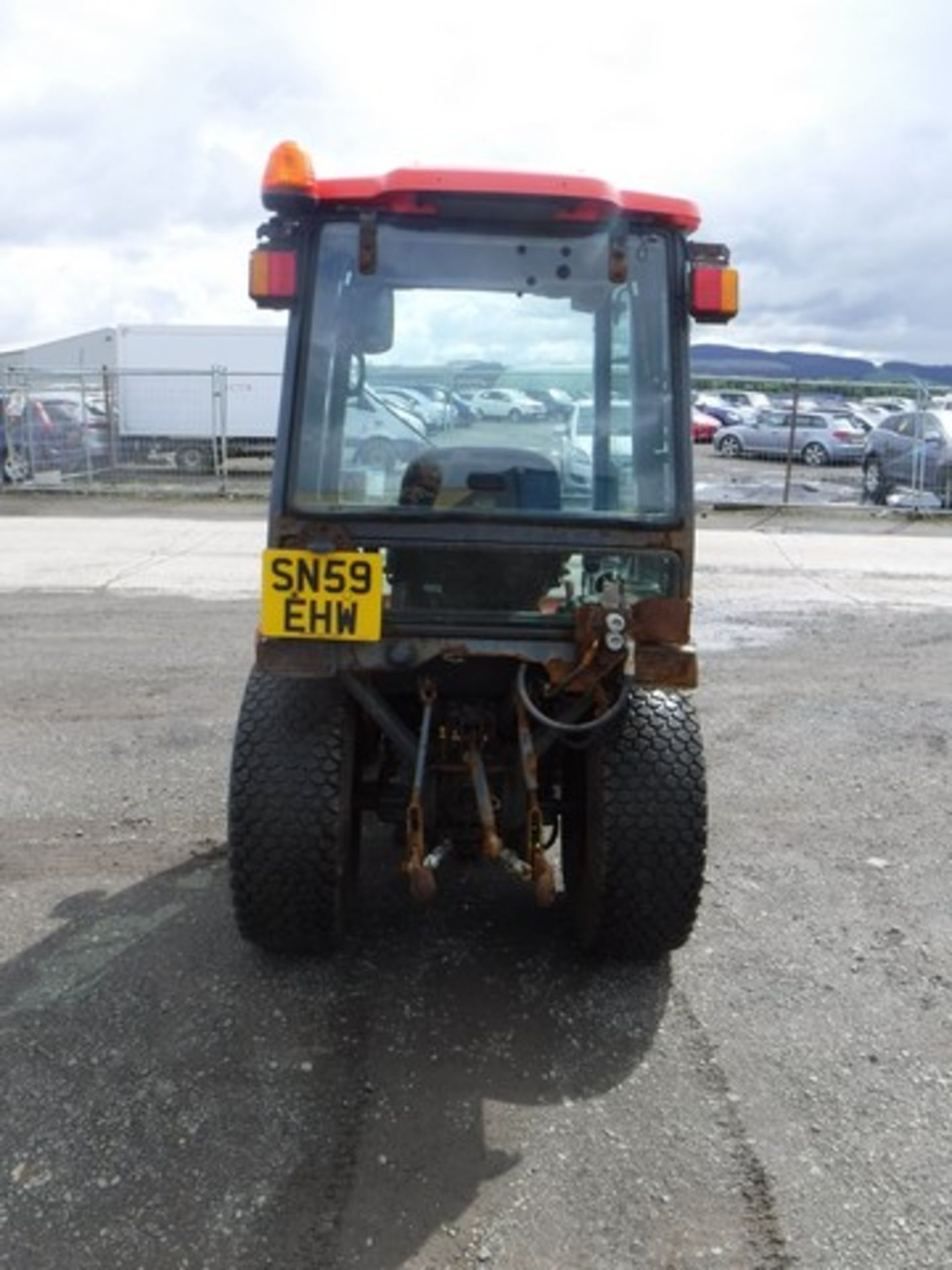 KUBOTA B2230 TRACTOR C/W PLOUGH BLADE 2009 - 633HRS (NOT VERIFIED) ***NON RUNNER*** SN - HD80632 - Image 4 of 8