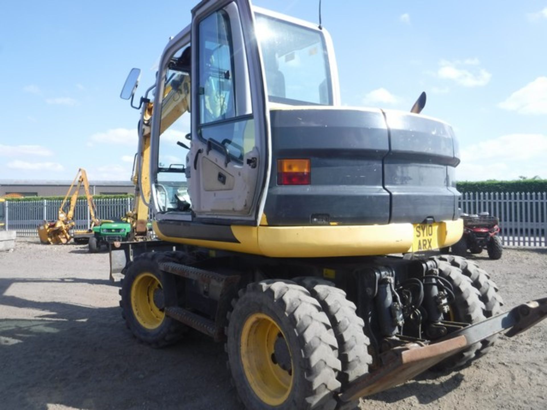 NEW HOLLAND 2008 10T WHEELED EXCAVATOR 12669HRS (NOT VERIFIED) C/W BLADE, HPW, HYDRAULIC QUICK HITC - Image 7 of 8