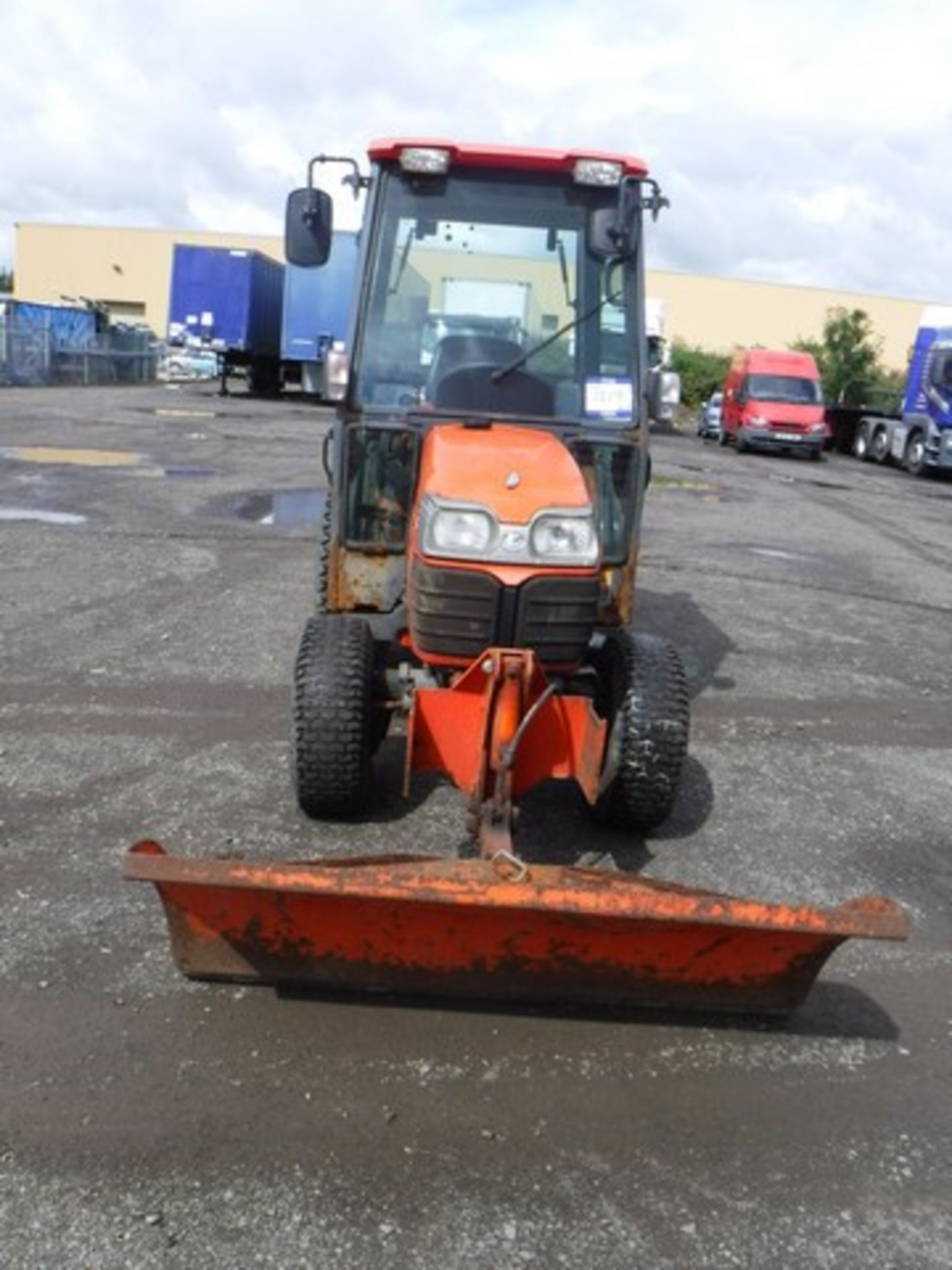 KUBOTA B2230 TRACTOR C/W PLOUGH BLADE 2009 - 633HRS (NOT VERIFIED) ***NON RUNNER*** SN - HD80632 - Image 2 of 8