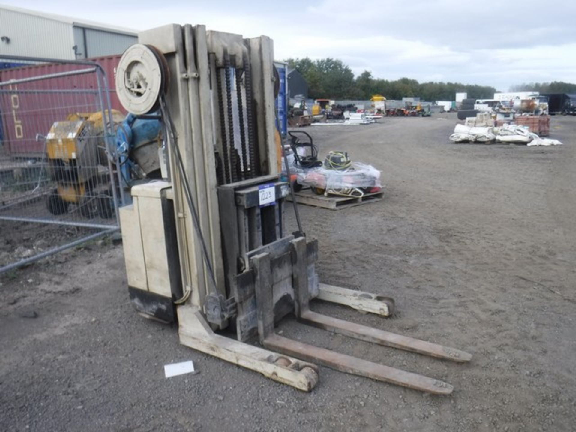 ELECTRIC PALLET TRUCK AND CHARGER - Image 2 of 5