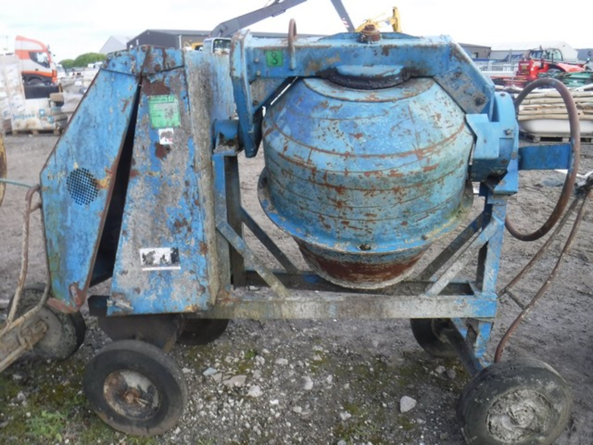 BENFORD PETROL CEMENT MIXER ON WHEELS - Image 4 of 4