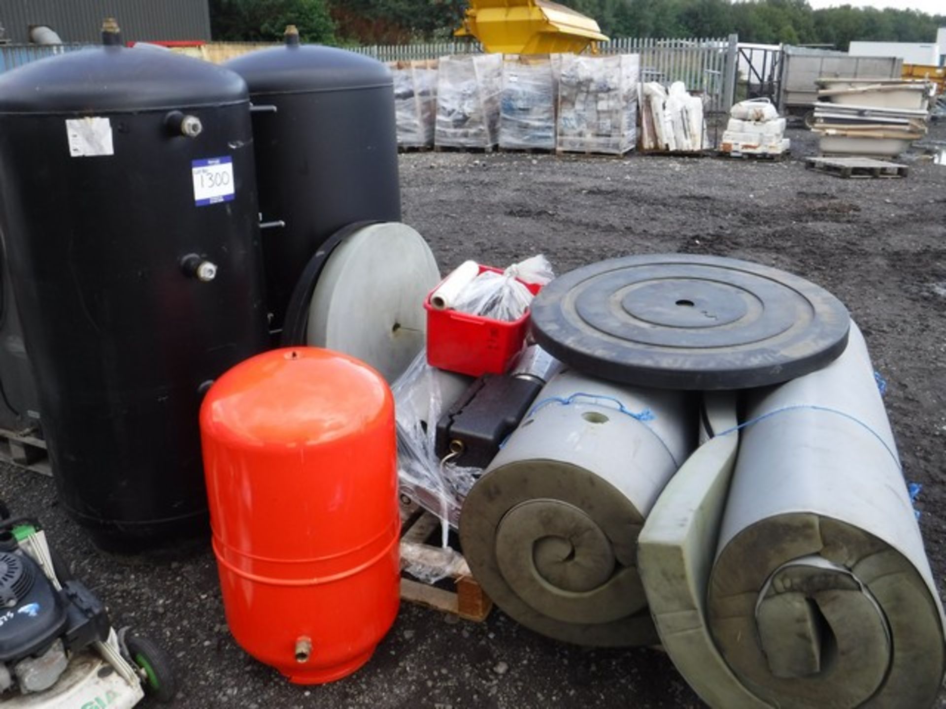 WOOD PELLET BOILER SYSTEM, TWO INSULATED BUFFER TANKS (THERMAL STORE) EXPANSION VESSEL, LONG AND SHO - Image 2 of 5