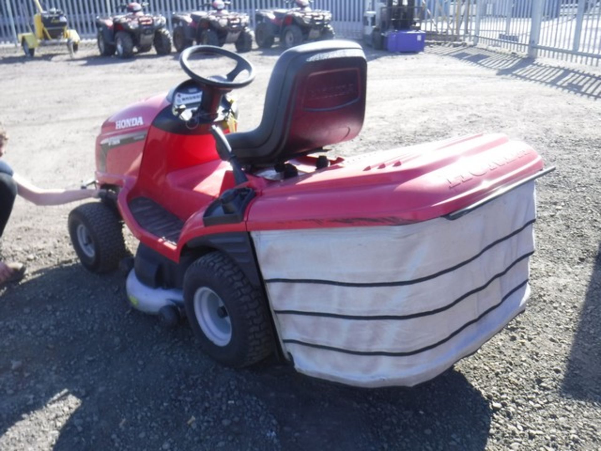 HONDA HYDROSTATIC 2417H RIDE ON MOWER - Image 4 of 5