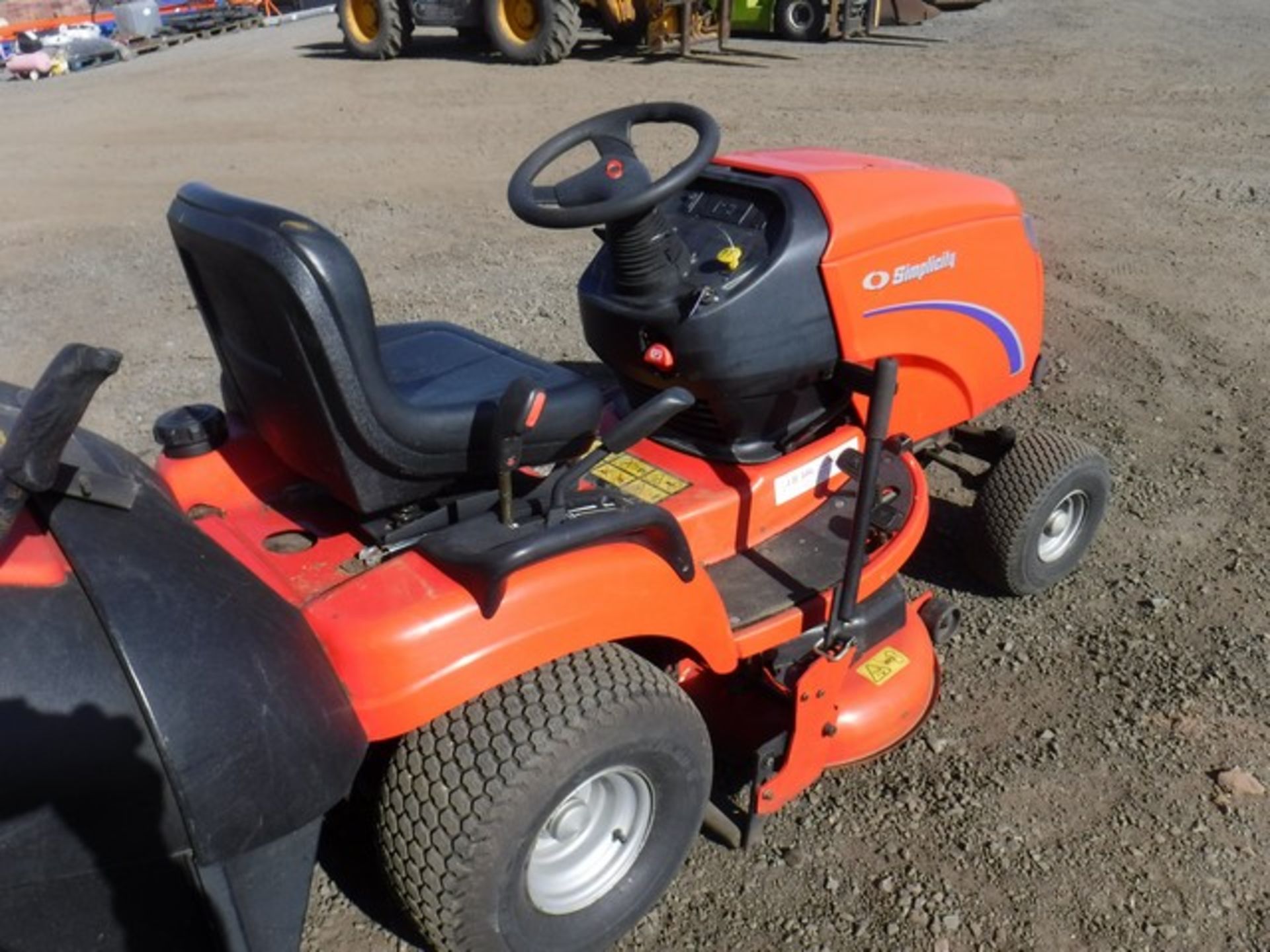 SIMPLICITY 2003 RIDE ON MOWER BARON 18HP, BRIGGS AND STRATTON ENGINE 508.0 HOURS - Image 4 of 7