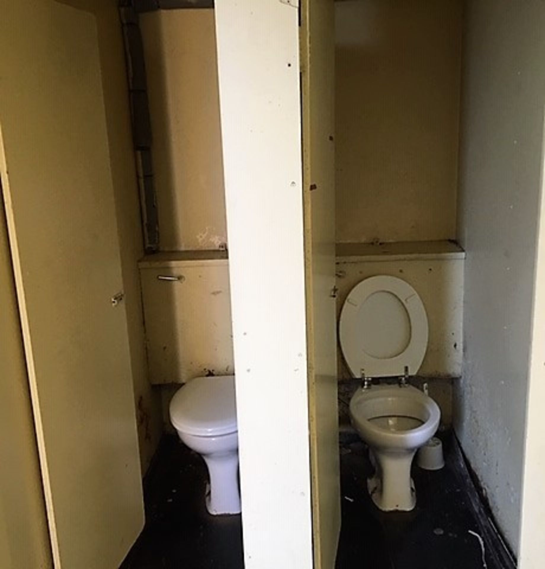 GENTS PORTALOO TOILET BLOCK 32x9 STEEL CHASSIS AND HEAVY DUTY JACKLEGS C/W - EXTERNAL ACCESS STORE - Image 12 of 14