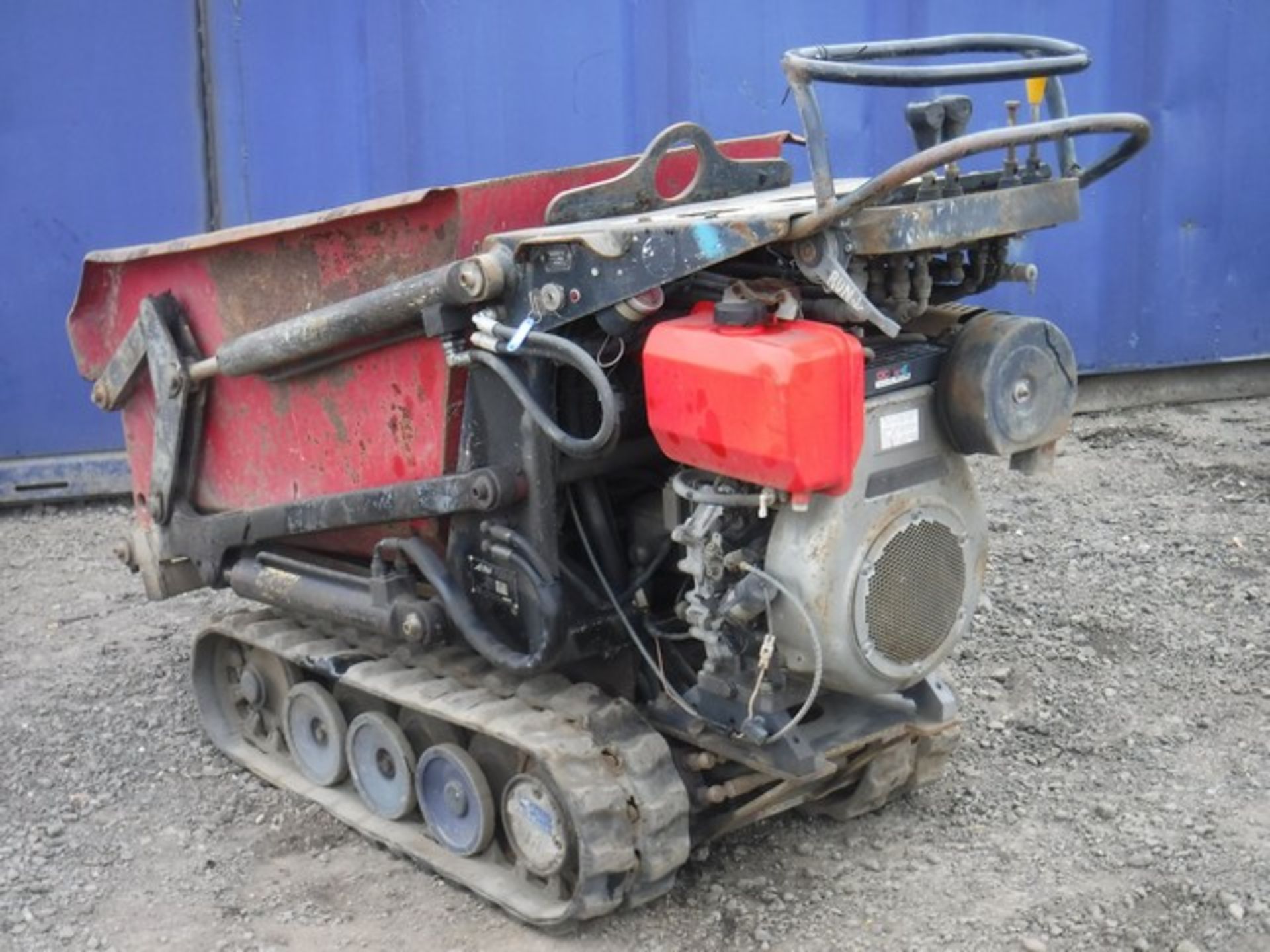 TCP HI- T500 HIGH TIP DIESEL POWER TRACK BARROW WITH KUBOTA ENGINE 2004 WITH 2380.7 HOURS SN- 81995 - Image 5 of 6