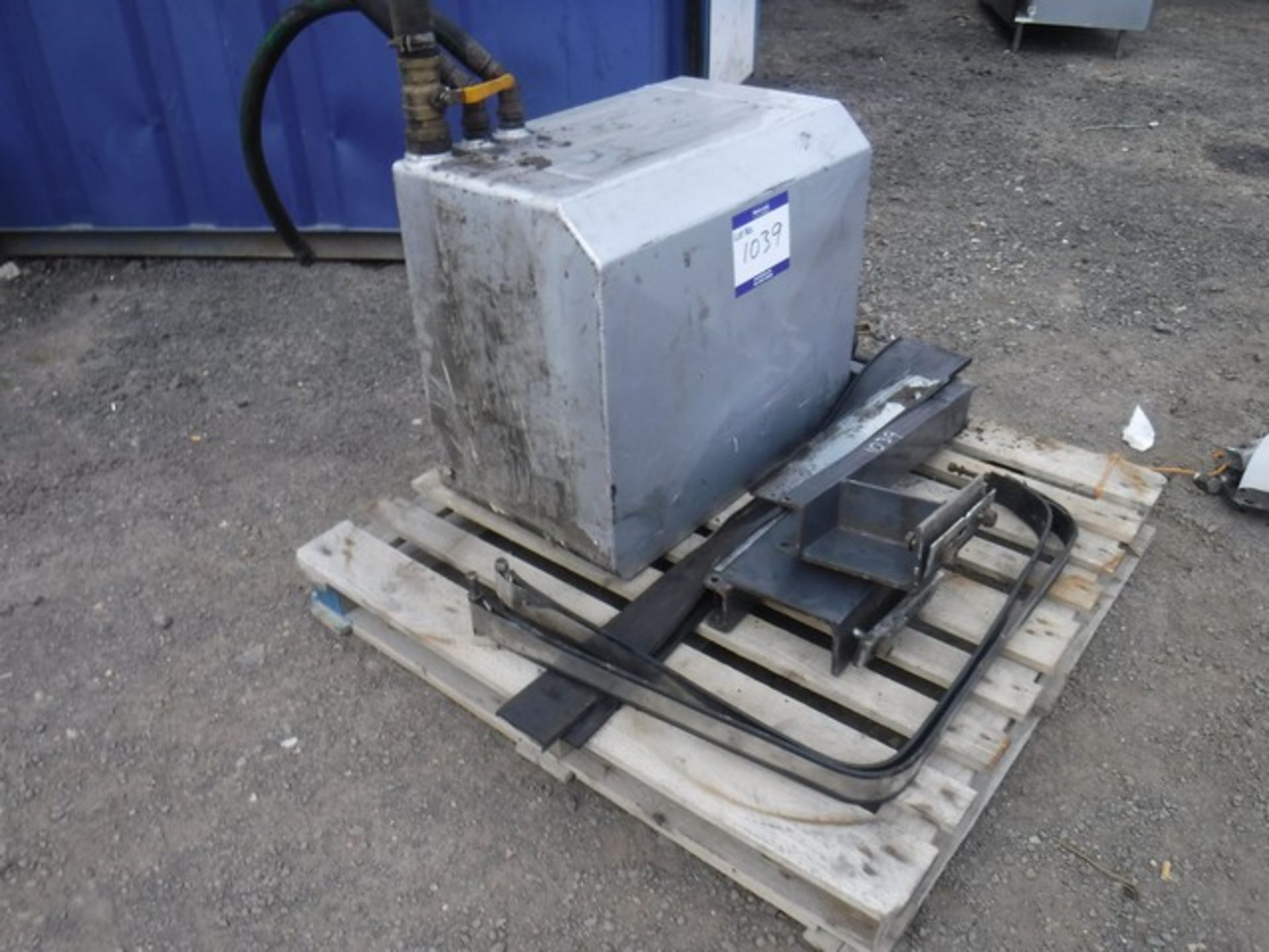 ALLOY HYDRAULIC TANK AND STRAPS - Image 2 of 3