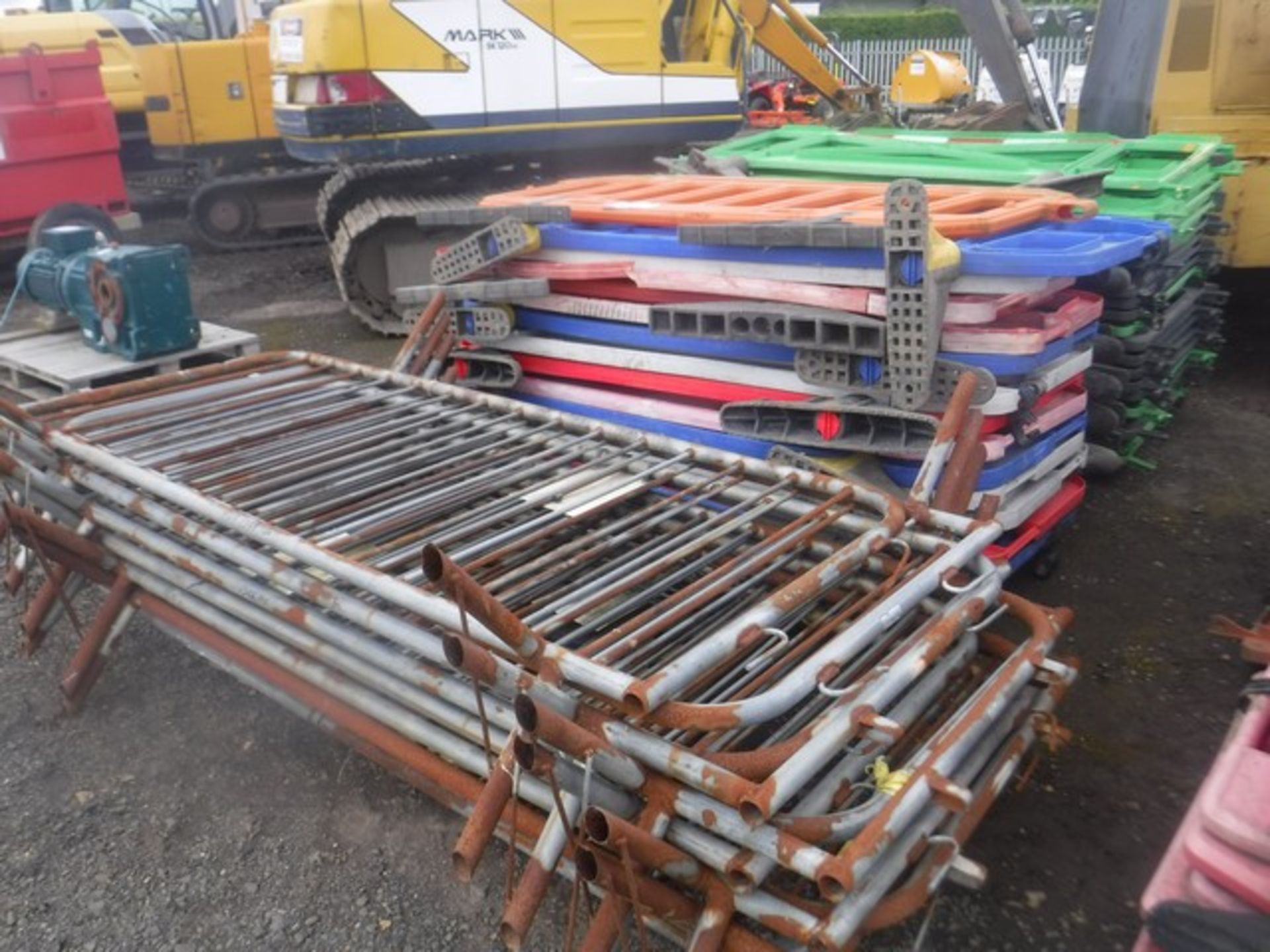 VARIOUS FENCE PANELS, PLASTIC AND METAL x40 APPROX