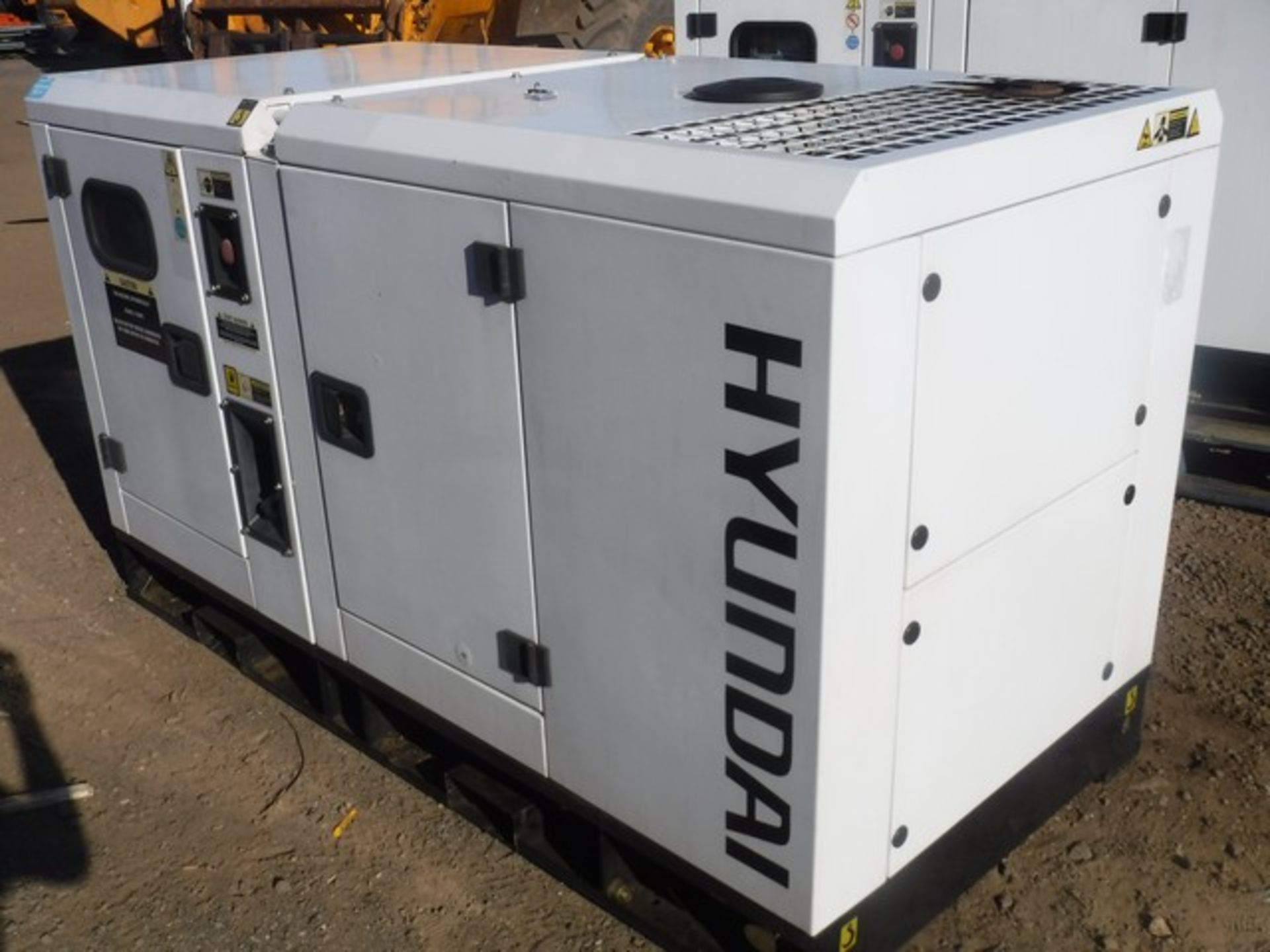 HYUNDAI GENERATOR 14KVA 11KW 8879 HOURS SN- 15070023 - Image 8 of 9