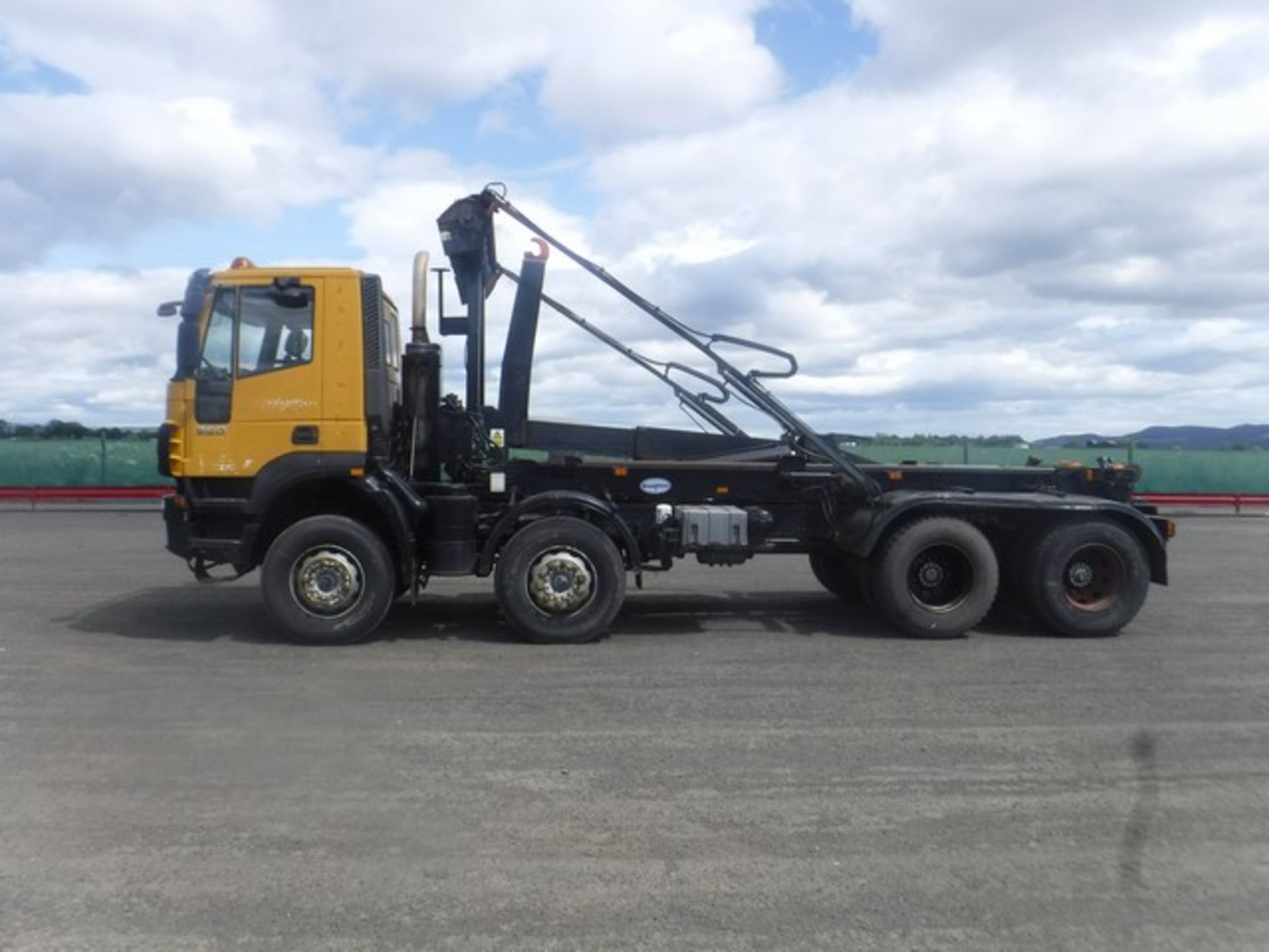 IVECO TRAKKER 2007 SKIP LOADER 402,420KM (NOT VERIFIED) SN- 192638 - Image 5 of 7