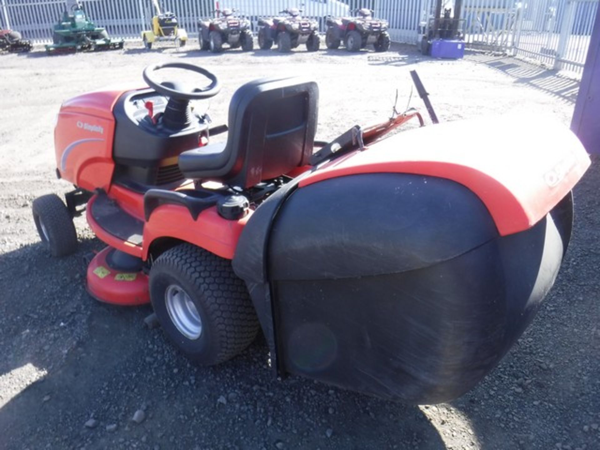 SIMPLICITY 2003 RIDE ON MOWER BARON 18HP, BRIGGS AND STRATTON ENGINE 508.0 HOURS - Image 5 of 7