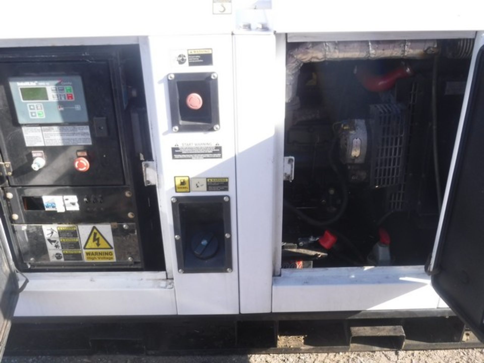 HYUNDAI GENERATOR 14KVA 11KW 8879 HOURS SN- 15070023 - Image 6 of 9