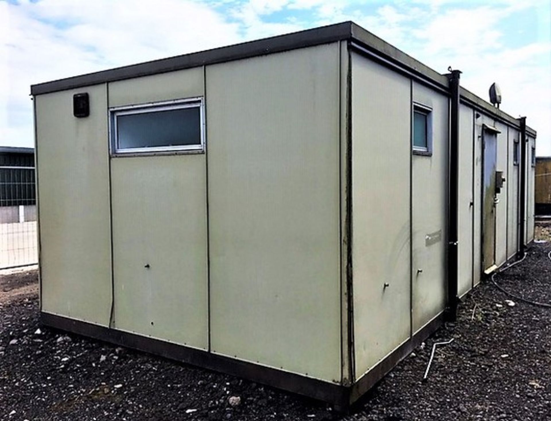 LADIES &amp;amp; GENTS PLASTISOL TOILET BLOCK 30x12 WITH HEAVY DUTY JACKLEGS LADIES C/W - 4 x WC CU - Image 10 of 16