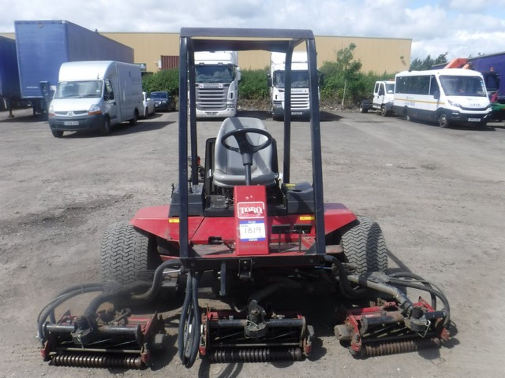 TORO REELMASTER 5500D RIDE ON MOWER 2002 - 5 REEL 2 WHEEL DRIVE 3221 HOURS (NOT VERIFIED) SN-03550- - Image 2 of 6