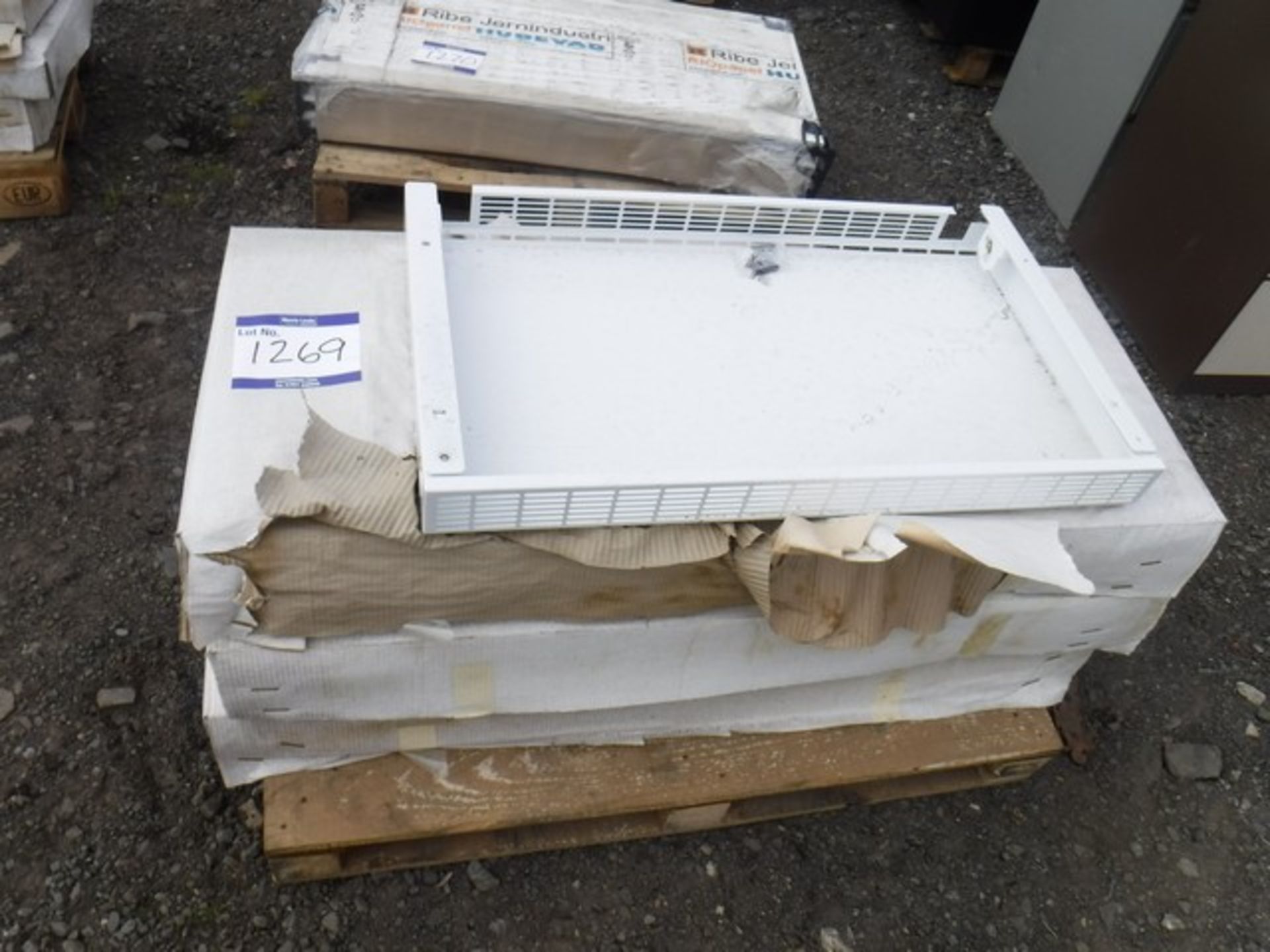 BARLOW RADAITORS PALLET OF