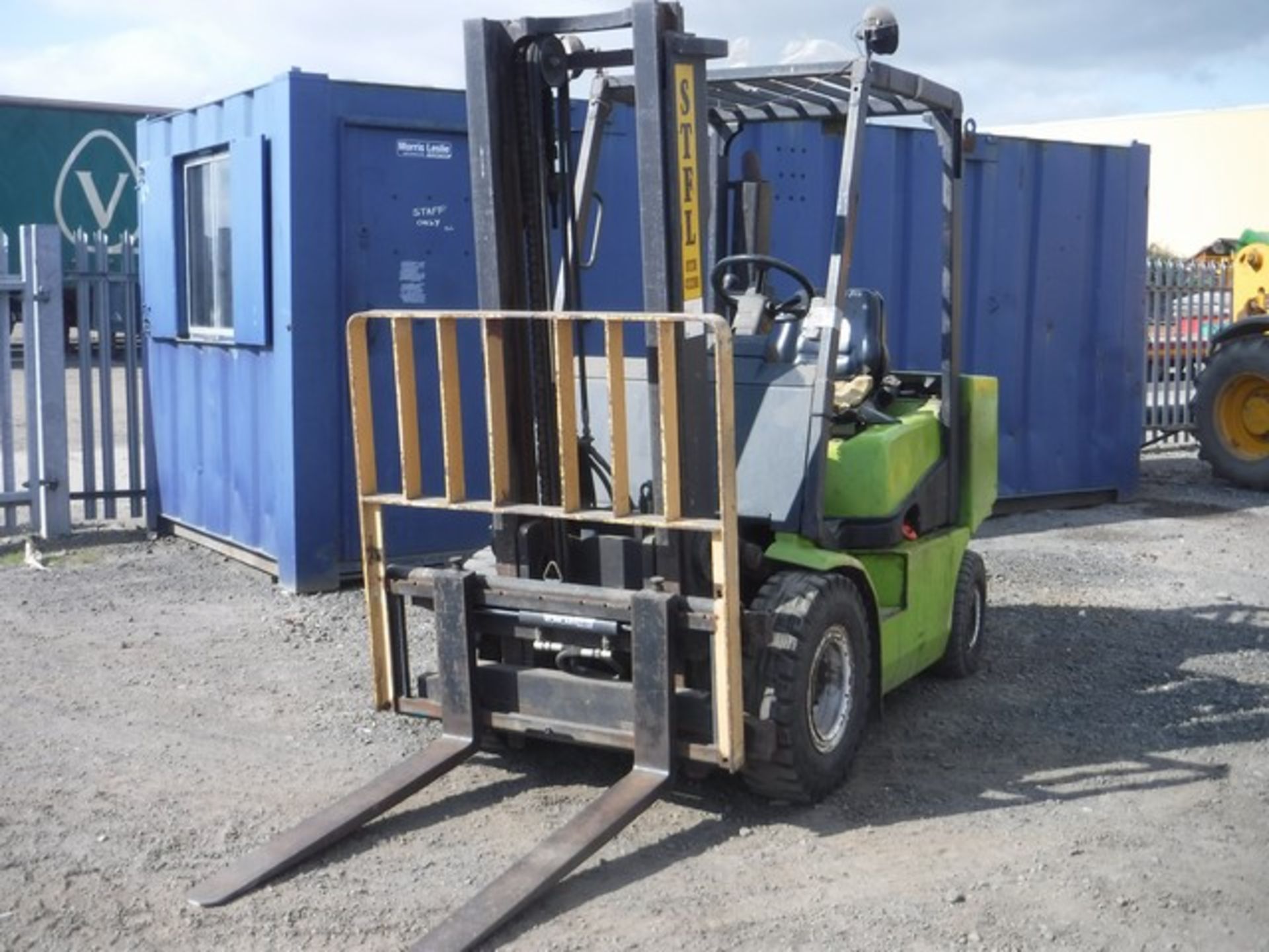 CLARK 1996 FORKLIFT CDP25H 9586 HRS (NOT VERIFIED)