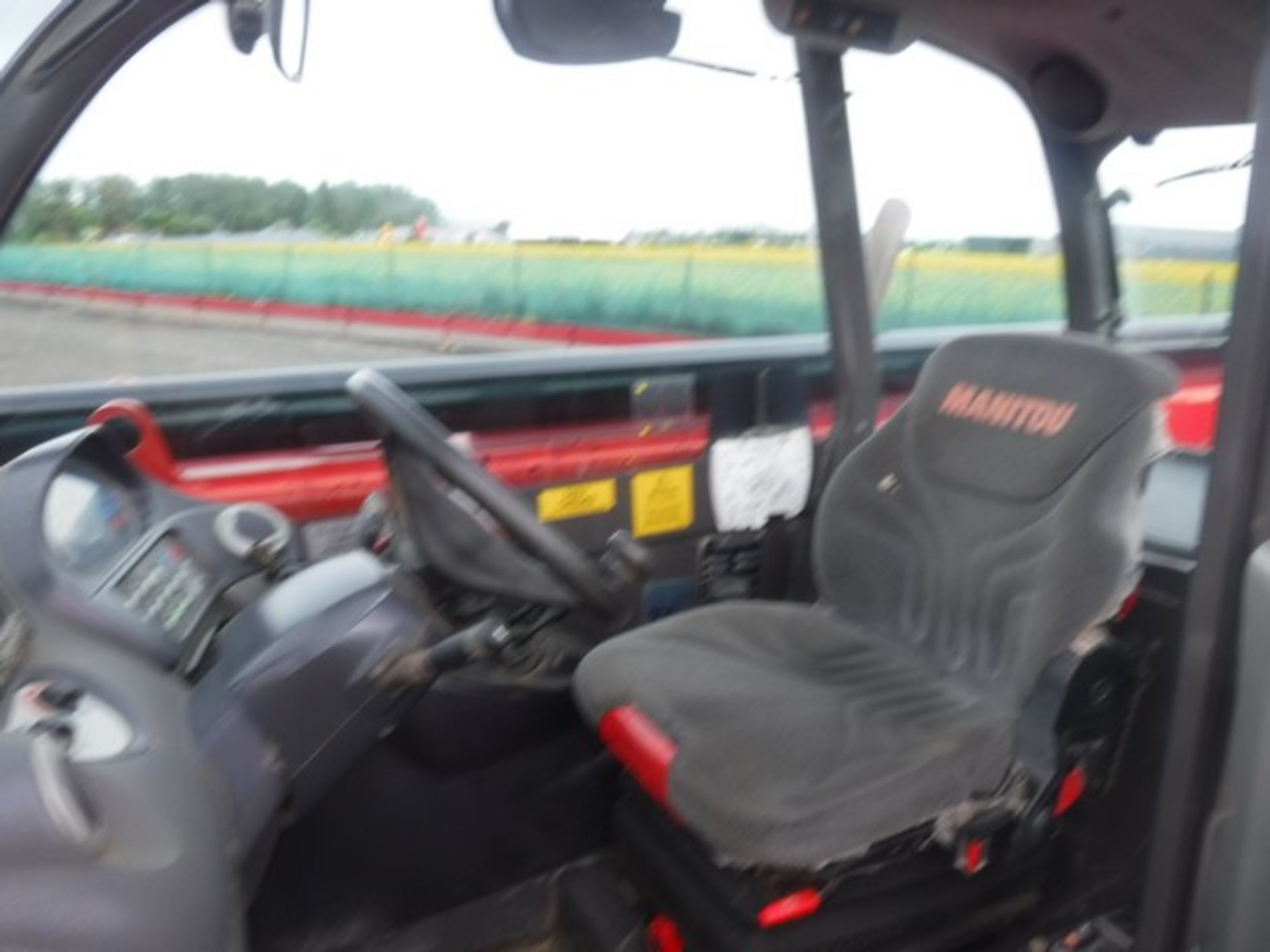 MANITOU MT184 TELESCOPIC FORKLIFT 2015 C/W REVERSE CAMERA AND SIDE SHIFT 6473HRS (NOT VERIFIED) - Image 7 of 9
