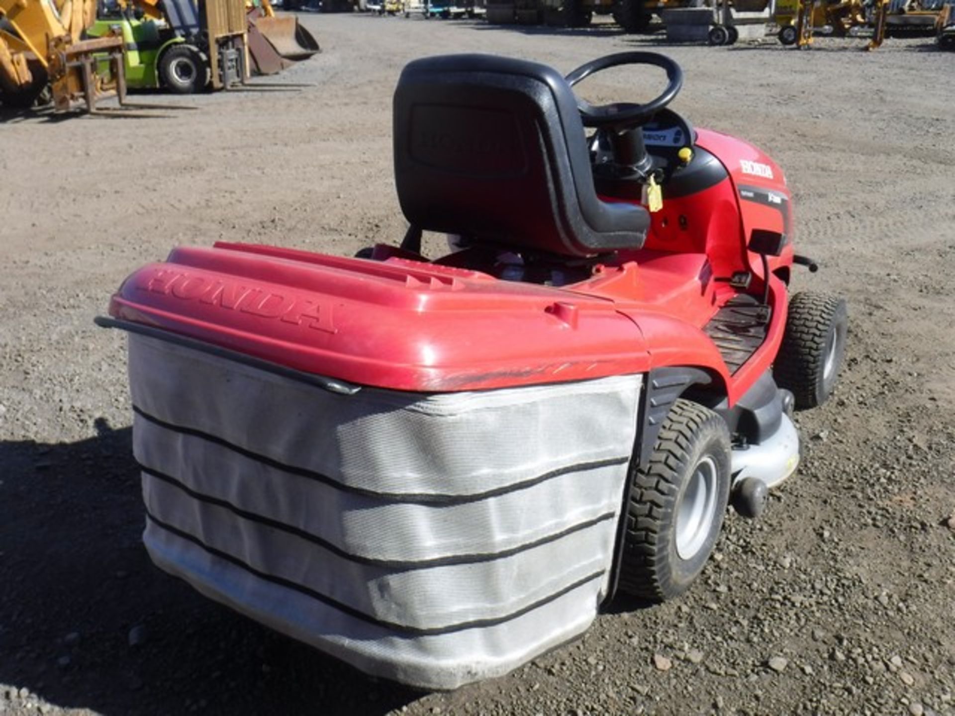 HONDA HYDROSTATIC 2417H RIDE ON MOWER - Image 3 of 5