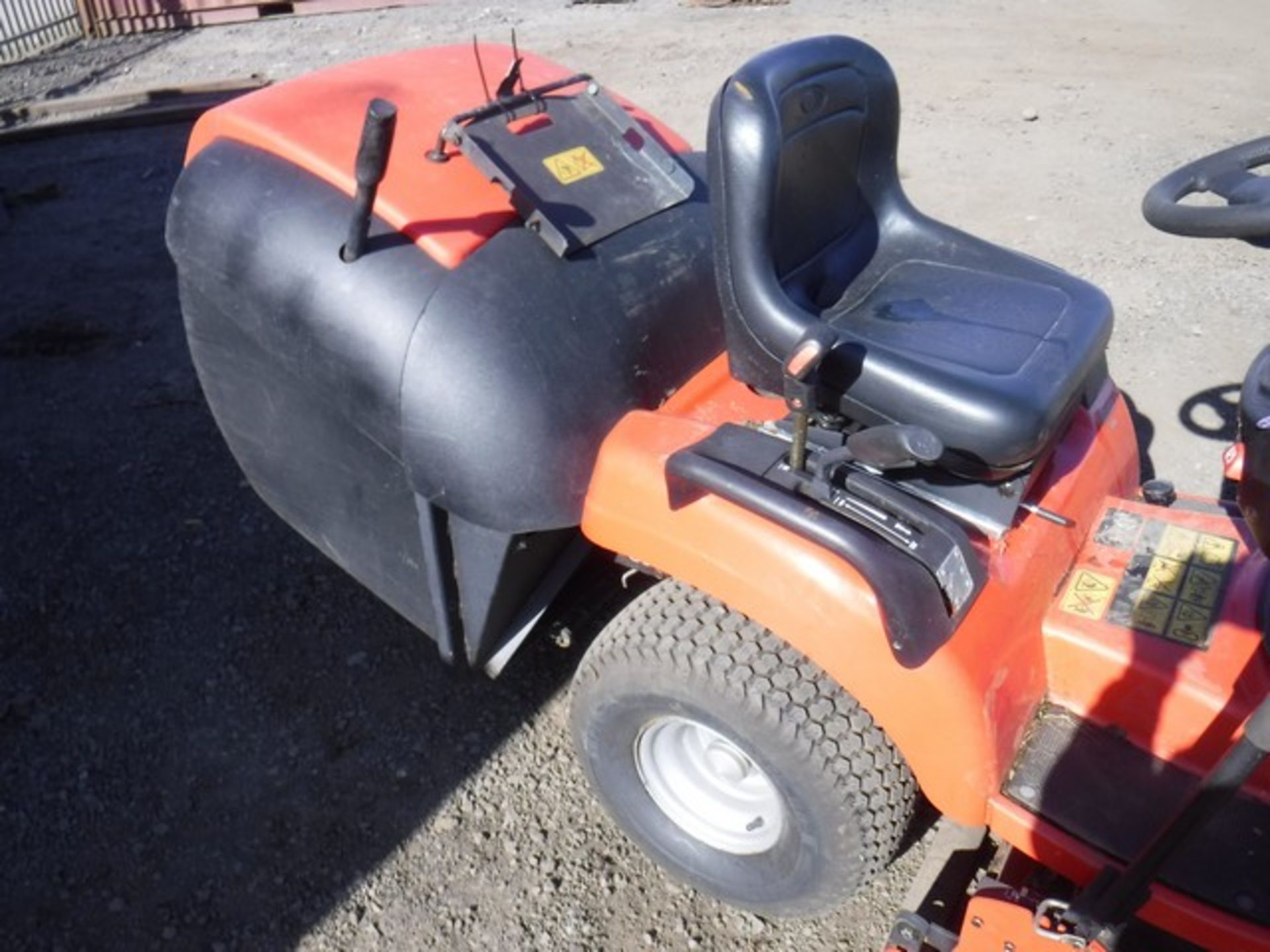 SIMPLICITY 2003 RIDE ON MOWER BARON 18HP, BRIGGS AND STRATTON ENGINE 508.0 HOURS - Image 3 of 7