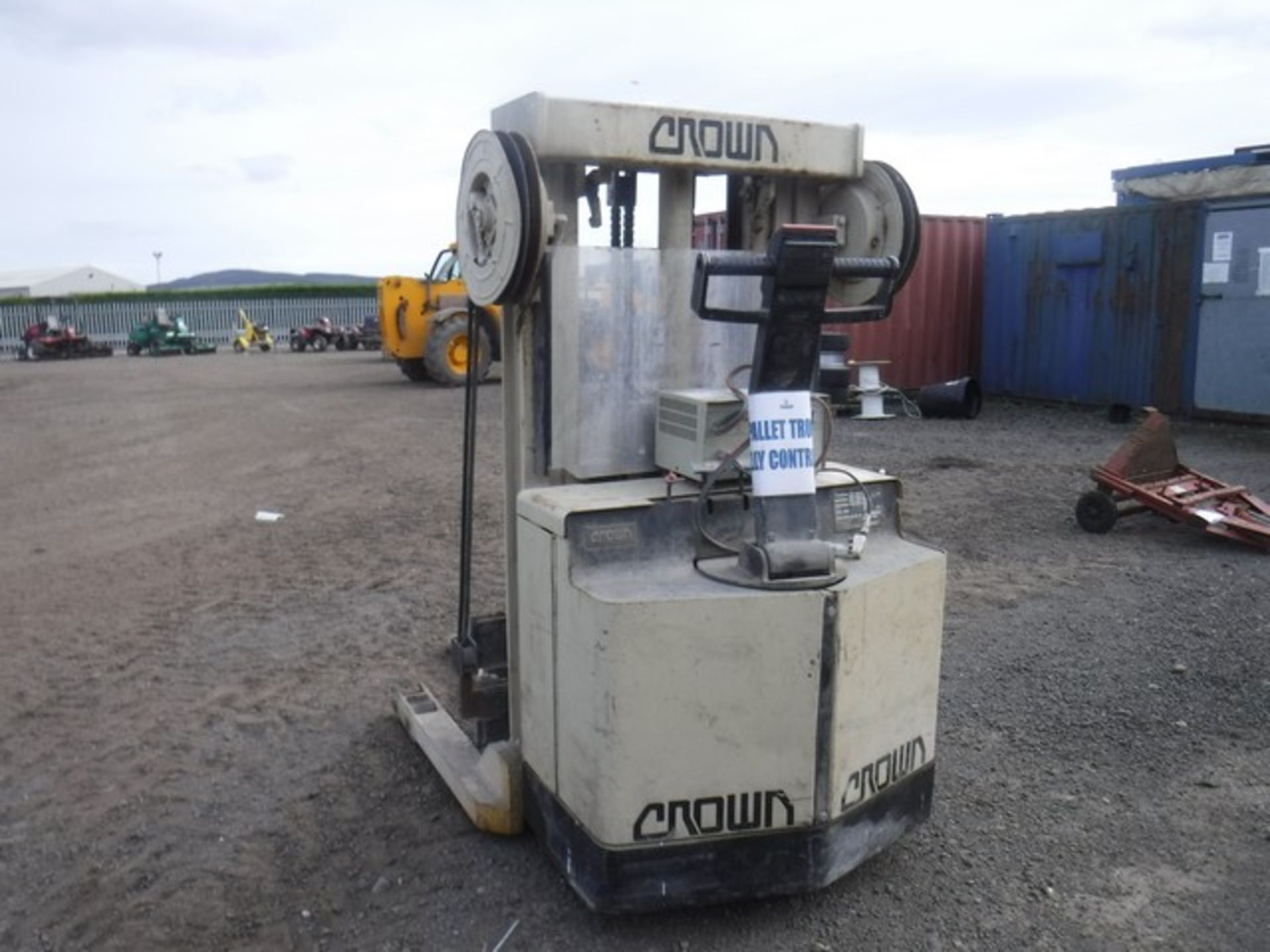 ELECTRIC PALLET TRUCK AND CHARGER - Image 3 of 5