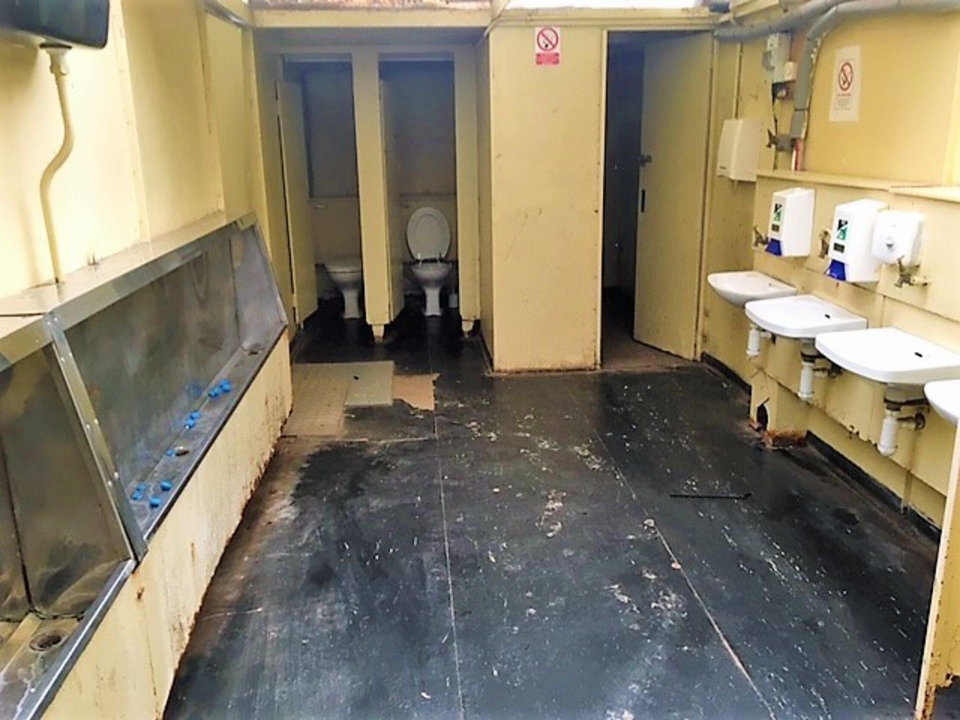 GENTS PORTALOO TOILET BLOCK 32x9 STEEL CHASSIS AND HEAVY DUTY JACKLEGS C/W - EXTERNAL ACCESS STORE - Image 11 of 14