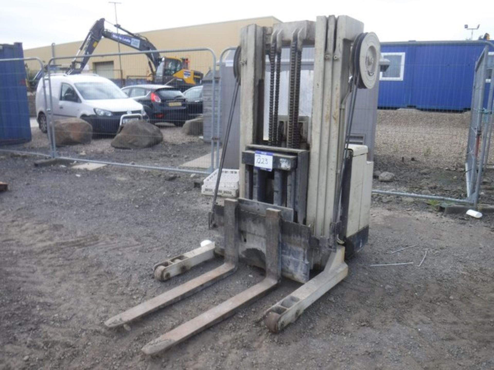 ELECTRIC PALLET TRUCK AND CHARGER