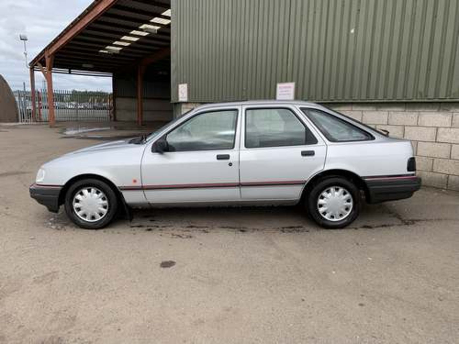 FORD SIERRA LX AUTO - 1769cc - Image 4 of 8