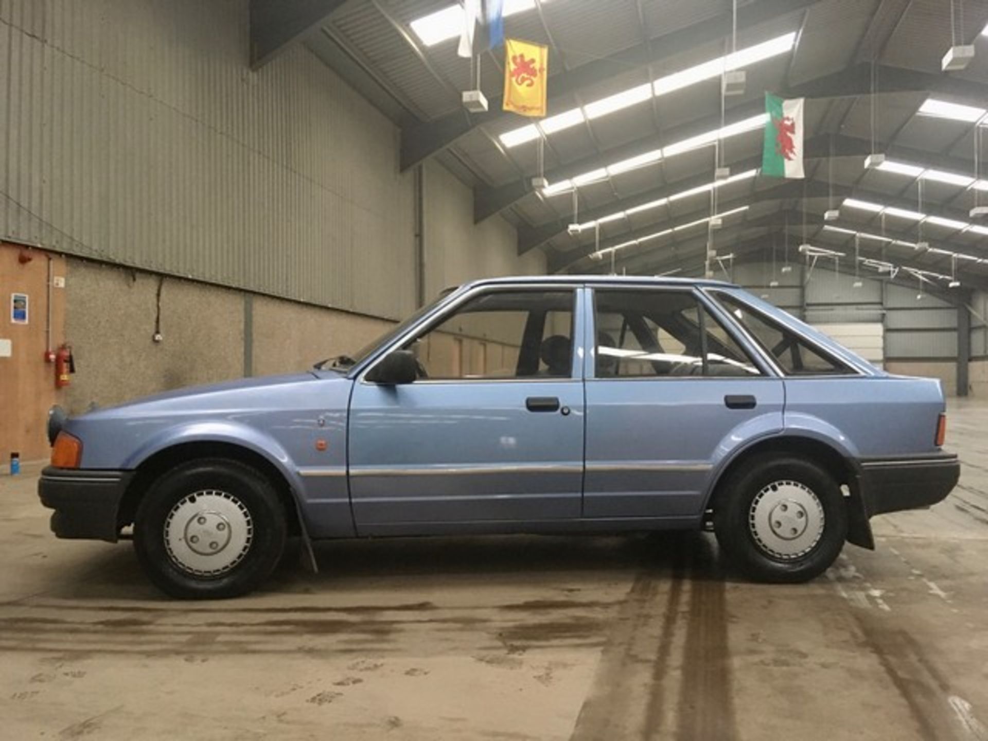 FORD ESCORT GHIA AUTO - 1597cc