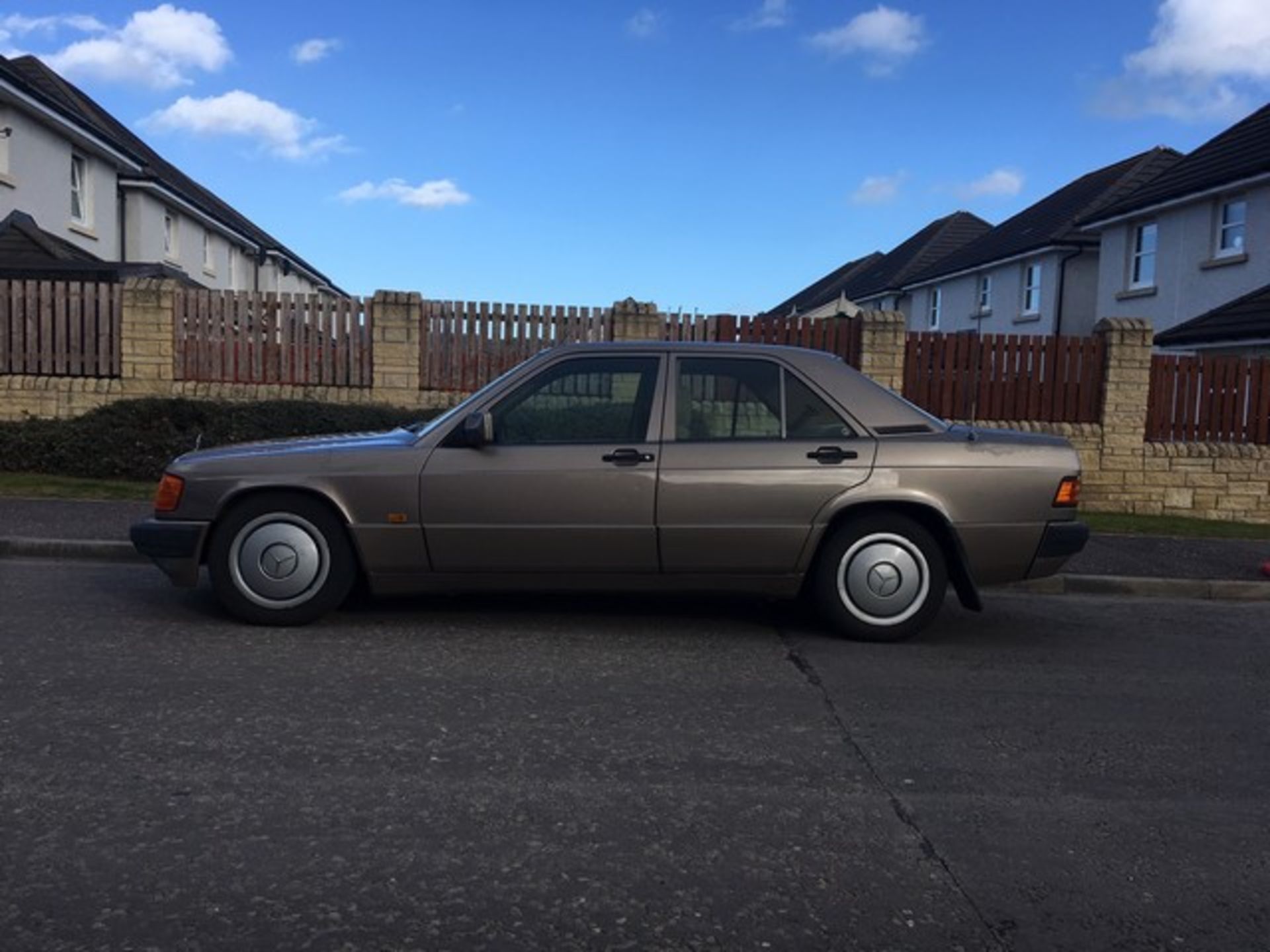 MERCEDES 190E - 1997cc - Image 2 of 4