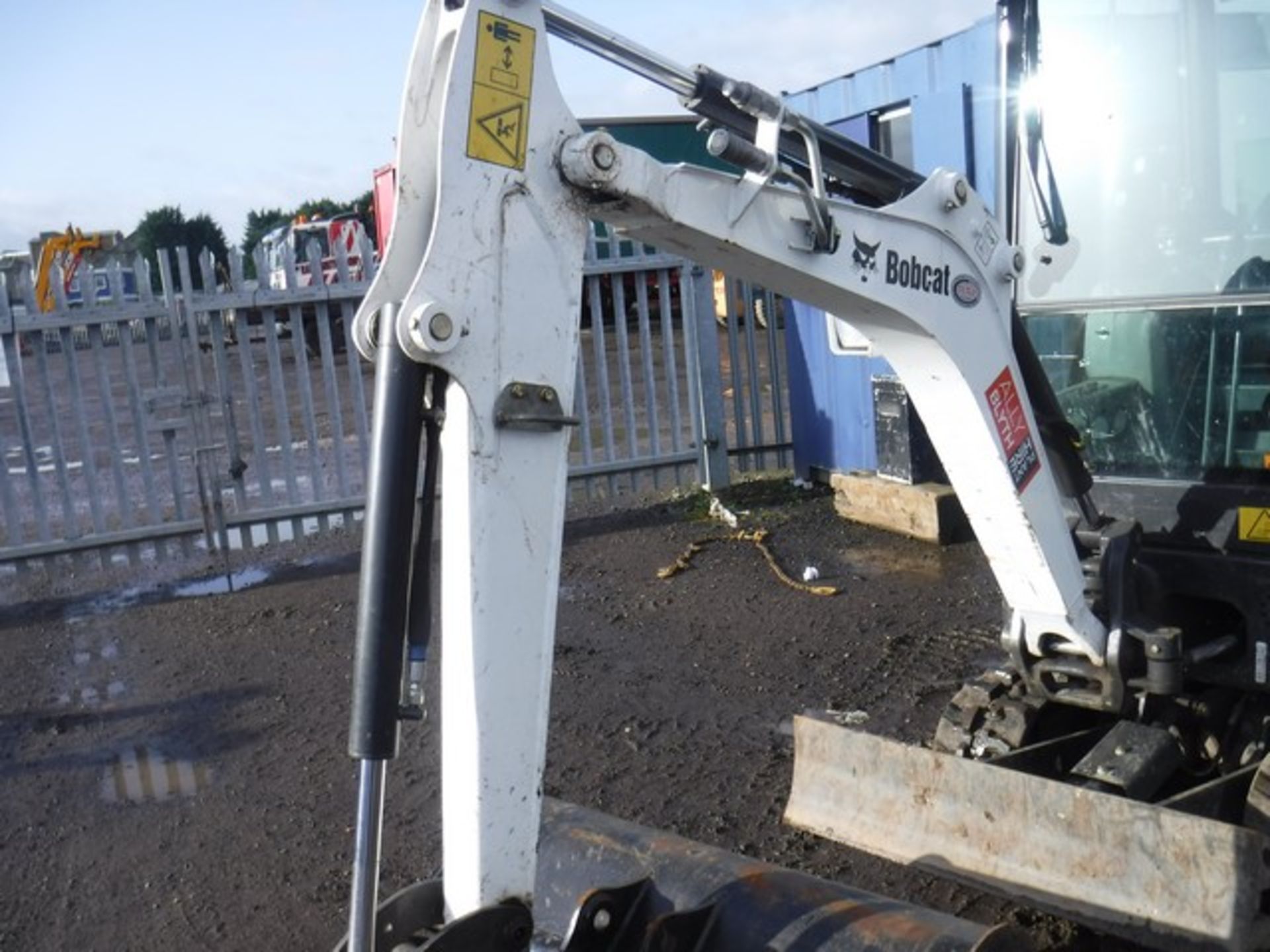 BOB CAT E17 - 2018 COMPACT EXCAVATOR WITH CAB AND BUCKET 166 HRS (NOT VERIFIED) SN - B27H12779 - Image 4 of 12