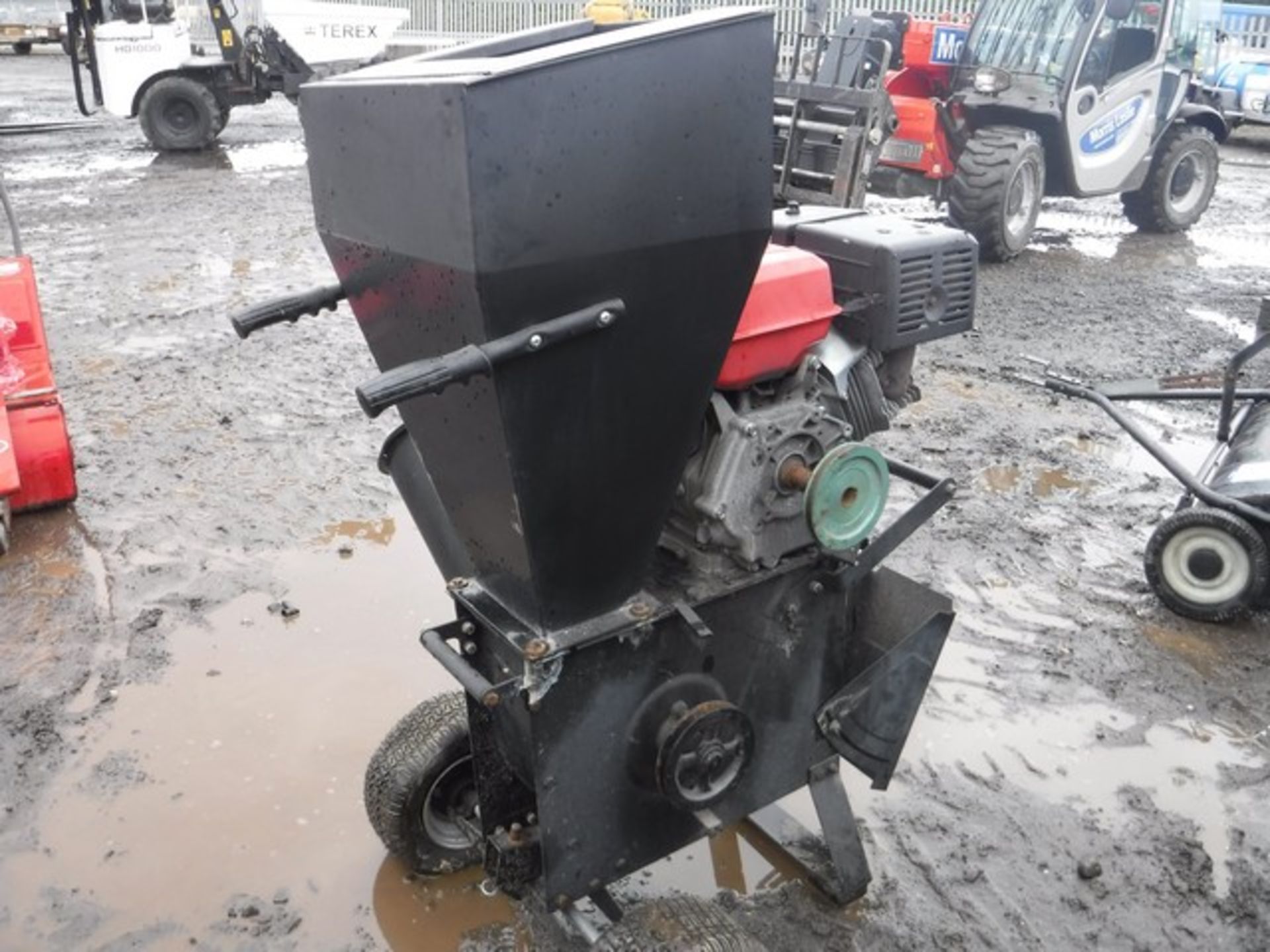 WOOD CHIPPER ON WHEELS - PETROL ENGINE **REQUIRES CENTRAL FRUGGLE CLUTCH** - Image 5 of 5