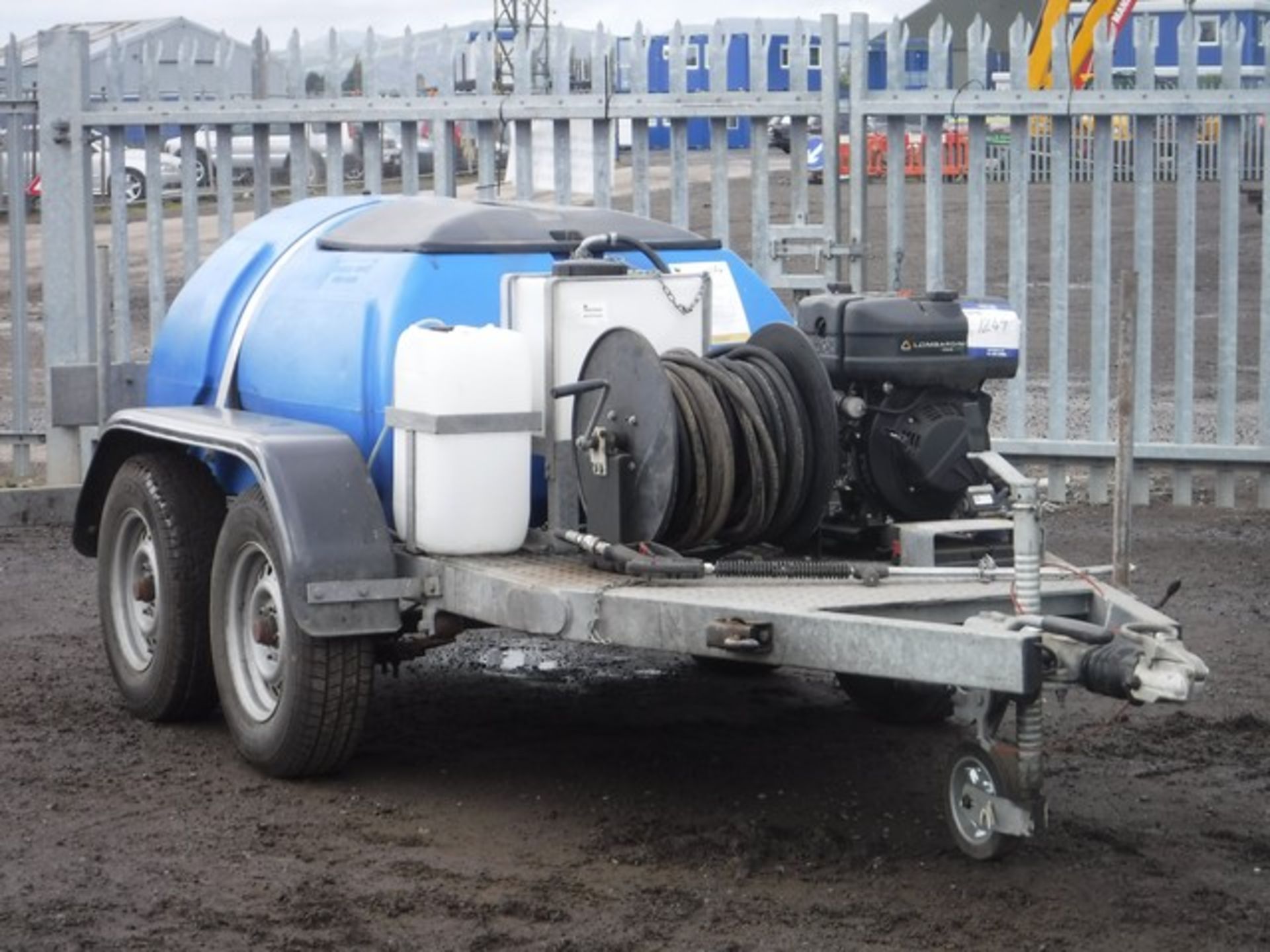 RHINOWASH 2012 POWER WASHER AND BOWSER 1000L ON TWIN WHEEL TRAILER AND DIESEL ENGINE