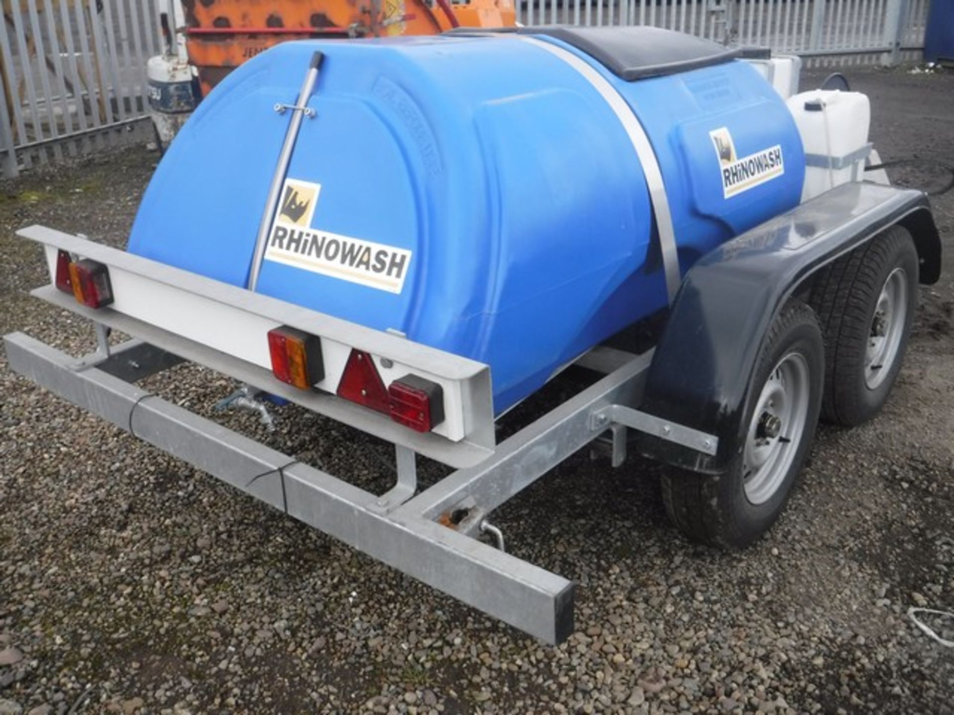 RHINOWASH 2012 POWER WASHER AND BOWSER 1000L ON TWIN WHEEL TRAILER - Image 3 of 10