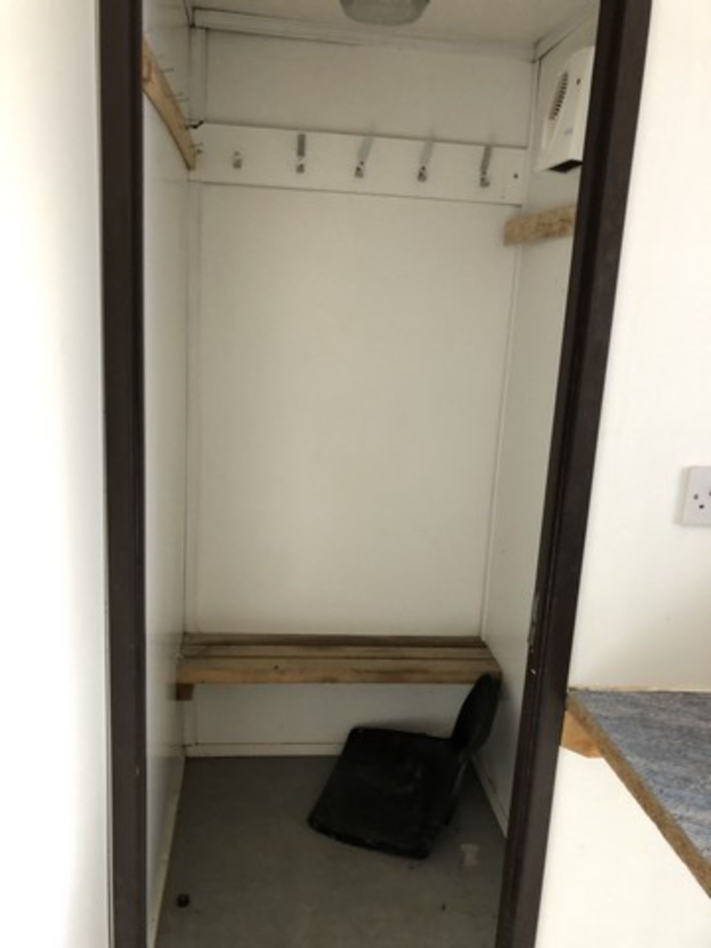 ANTI VANDAL WELFARE UNIT 20FT X8FT C/W CANTEEN, SEATING FOR 6, SMALL DRYING ROOM, CHEMICAL TOILET AN - Image 4 of 7