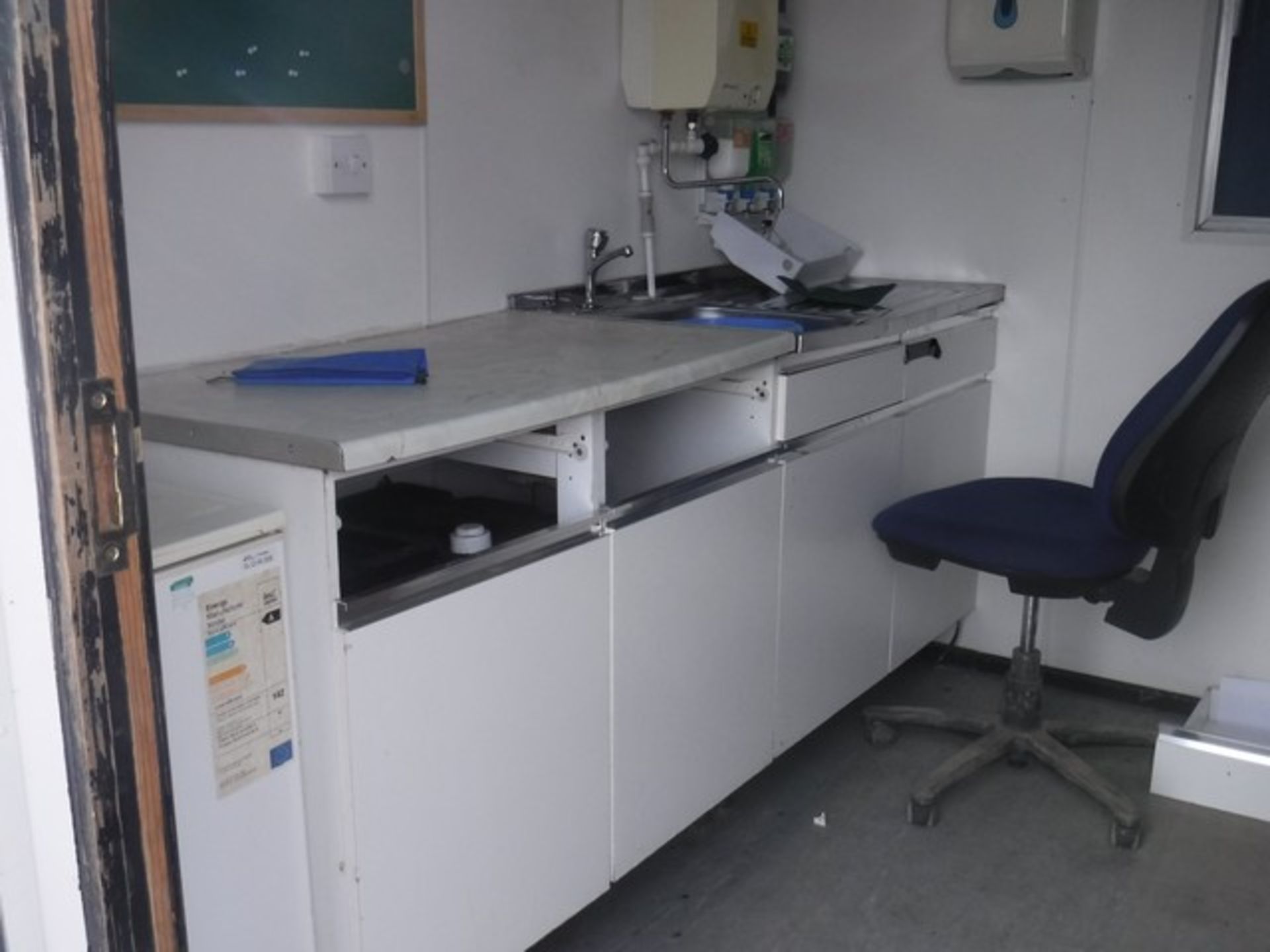 ANTI VANDAL UNIT 24 x 10FT C/W OFFICE, CANTEEN, END TOILET AND STORE **NO KEY FOR STORE** - Image 2 of 8