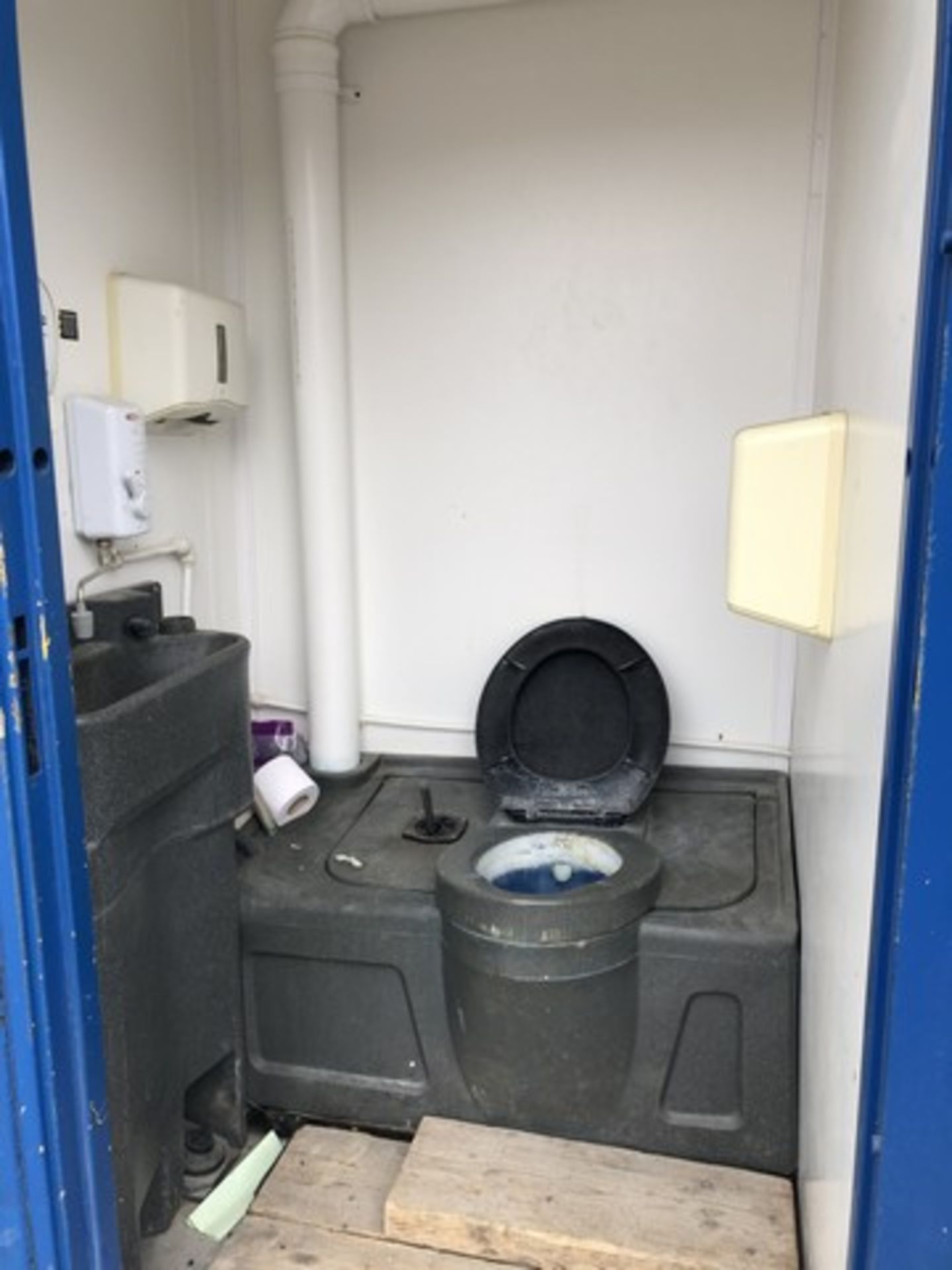 ANTI VANDAL WELFARE UNIT 20FT X8FT C/W CANTEEN, SEATING FOR 6, SMALL DRYING ROOM, CHEMICAL TOILET AN - Image 5 of 7